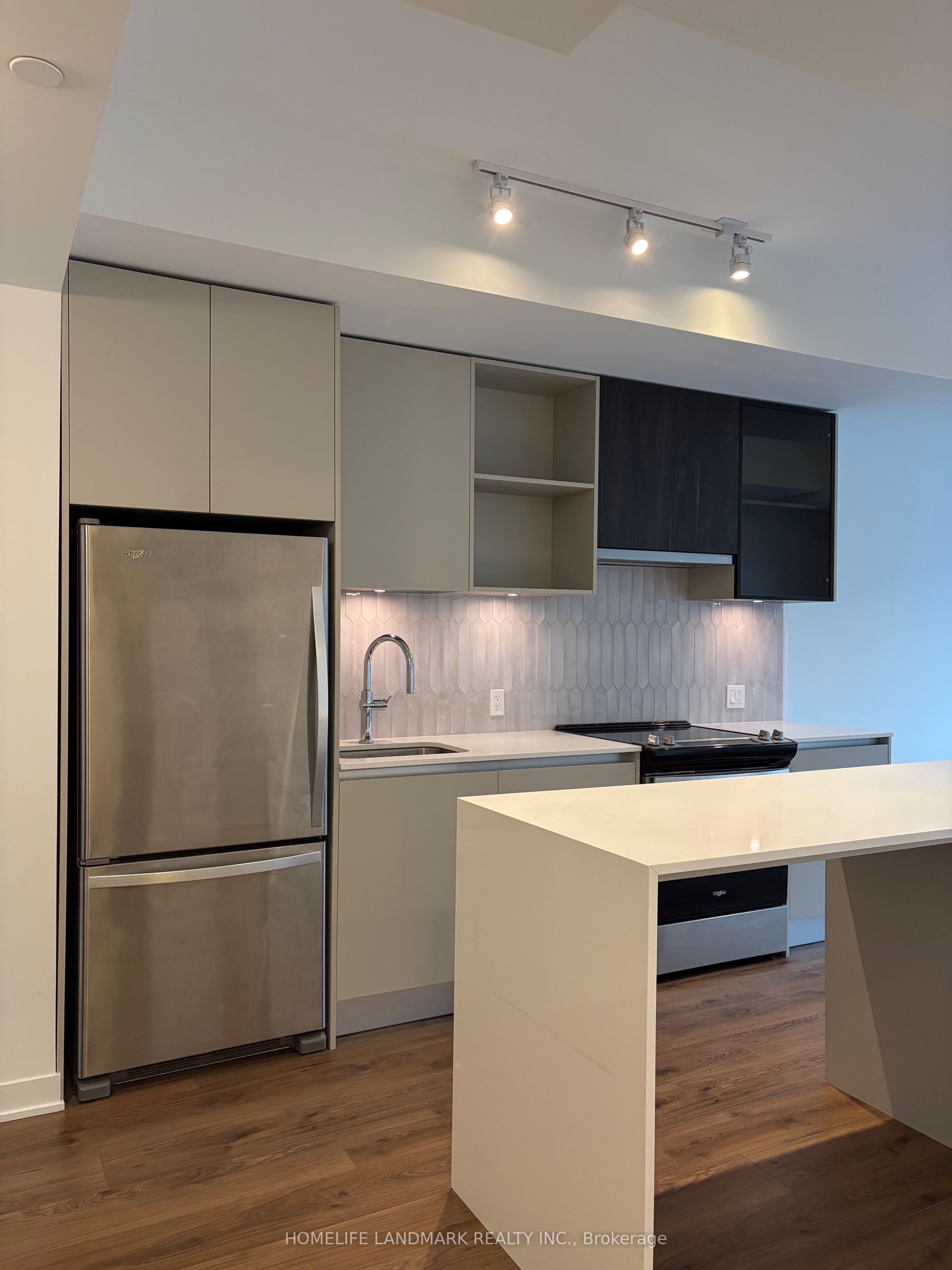 405 Dundas Street W 814