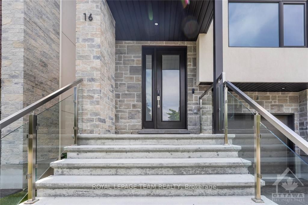 16 MELVILLE Drive