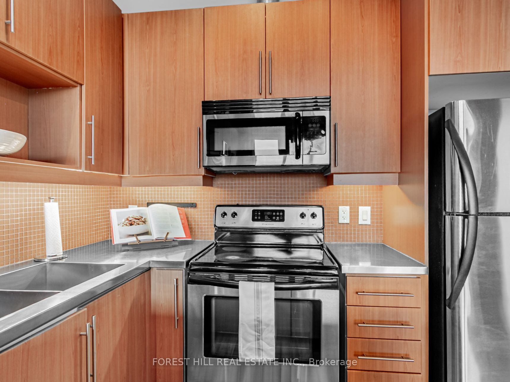 2154 Dundas Street W 506