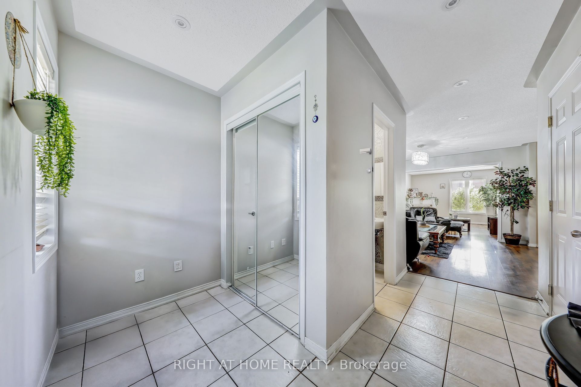 28 Cedarvalley Boulevard