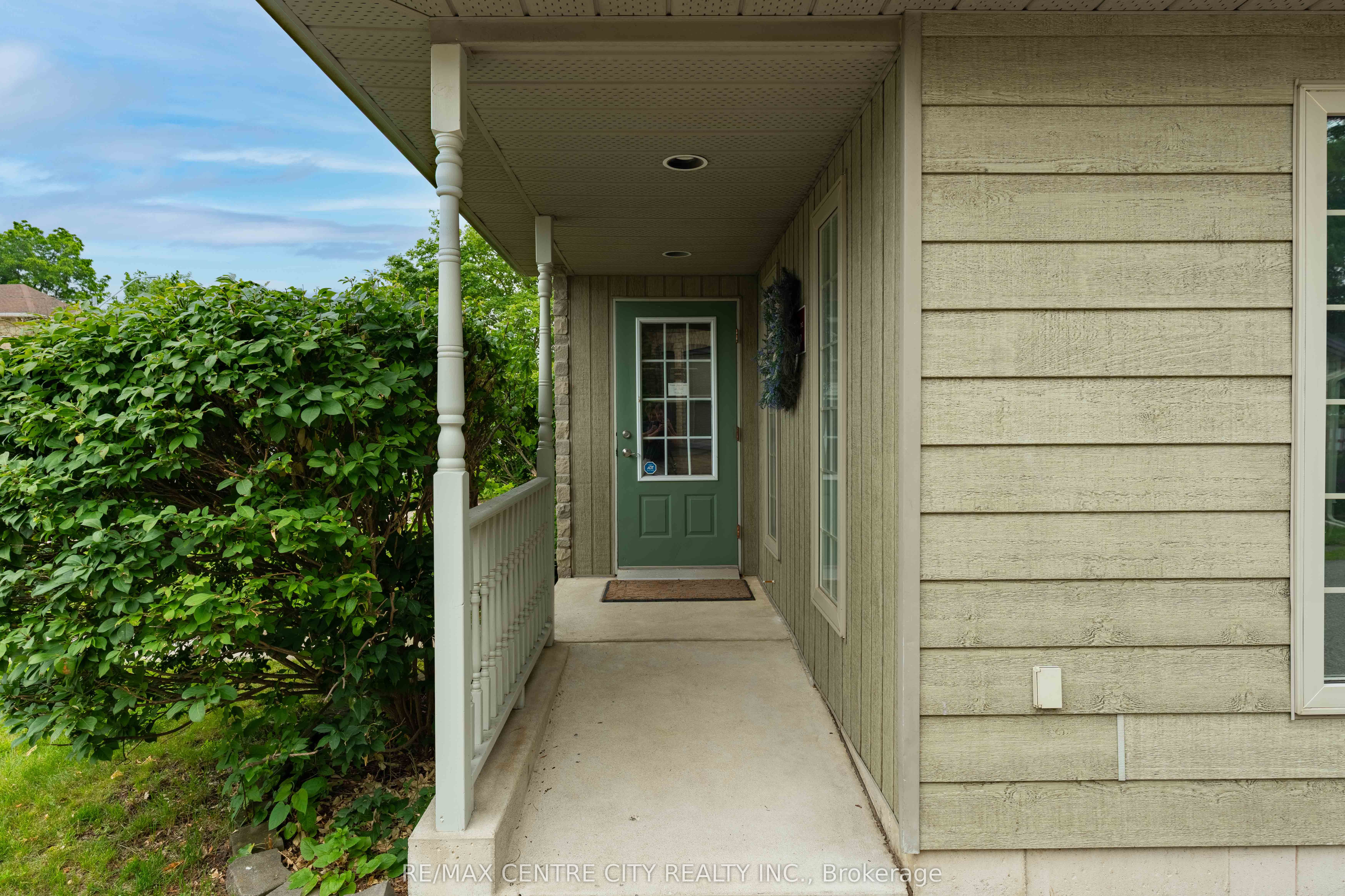 220 Talbot Street E