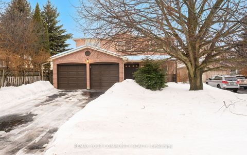 382 Vanden Bergh Boulevard Newmarket ON L3Y 8A1