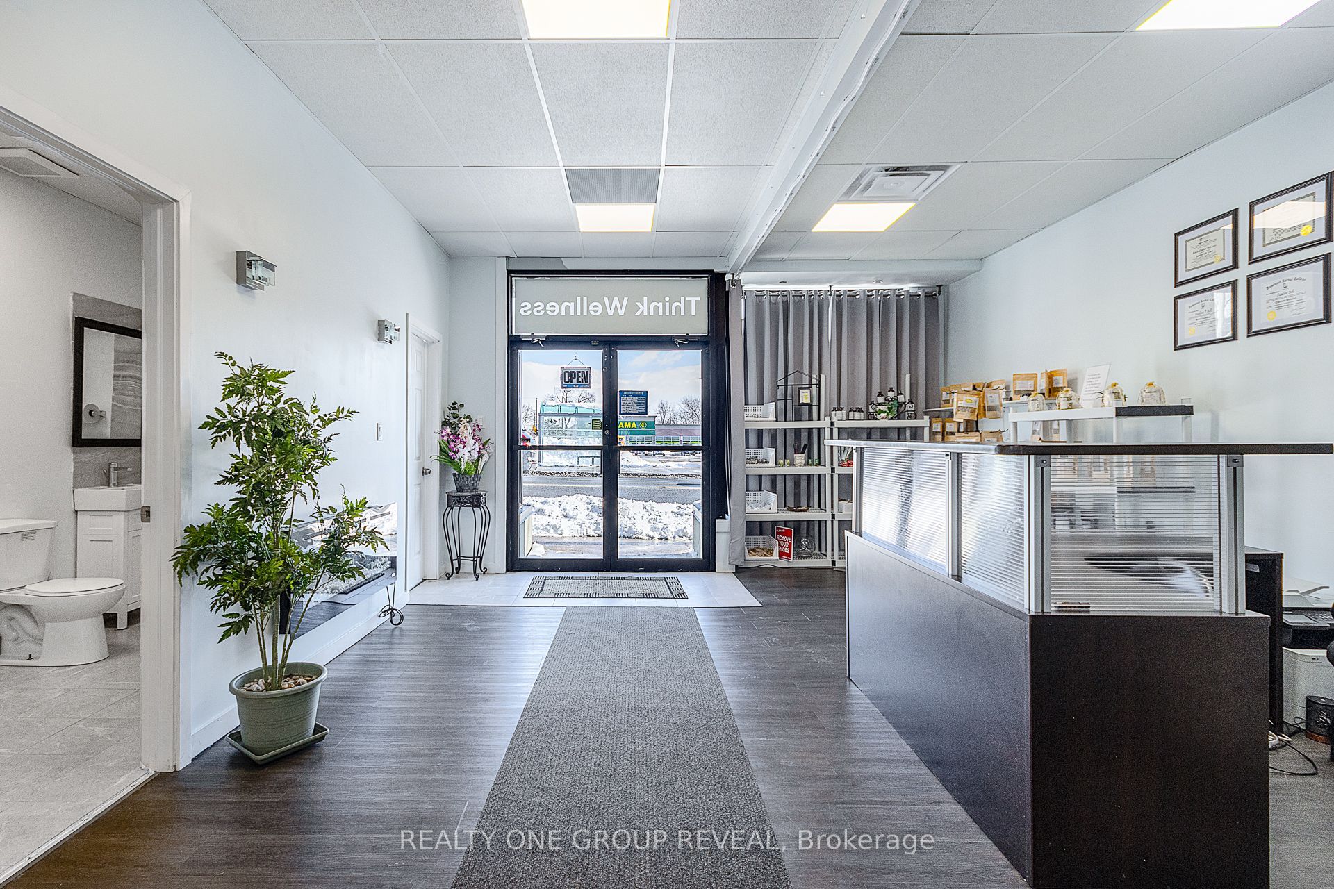 524 Simcoe Street S Main Floor