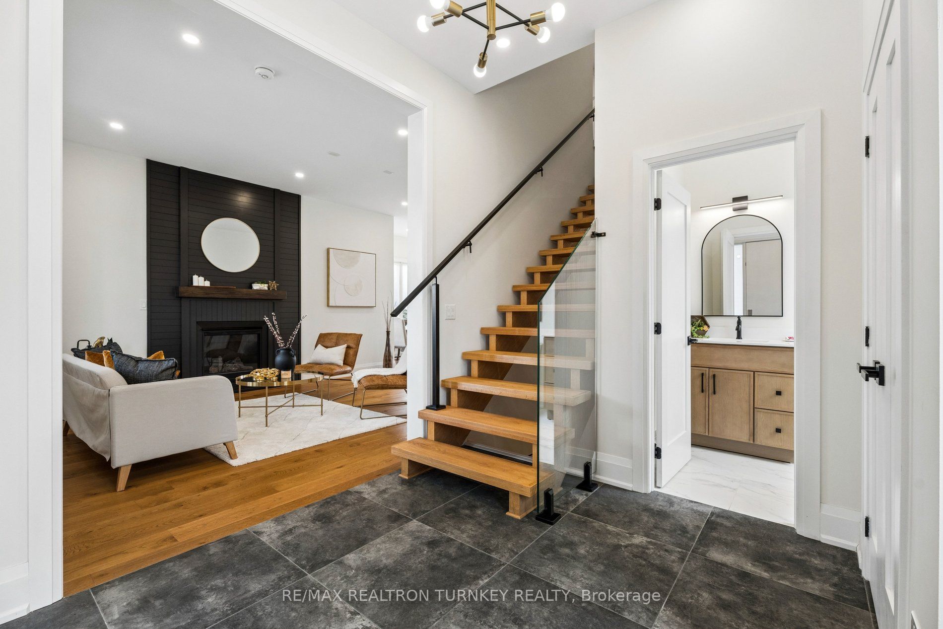 271 Main Street N