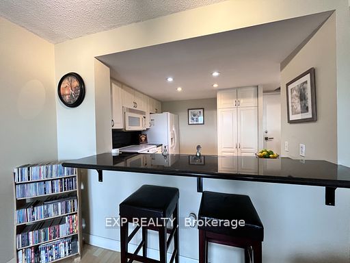 725 King Street W 705