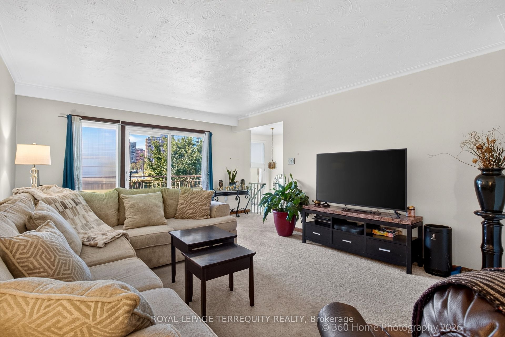 88 Central Parkway W