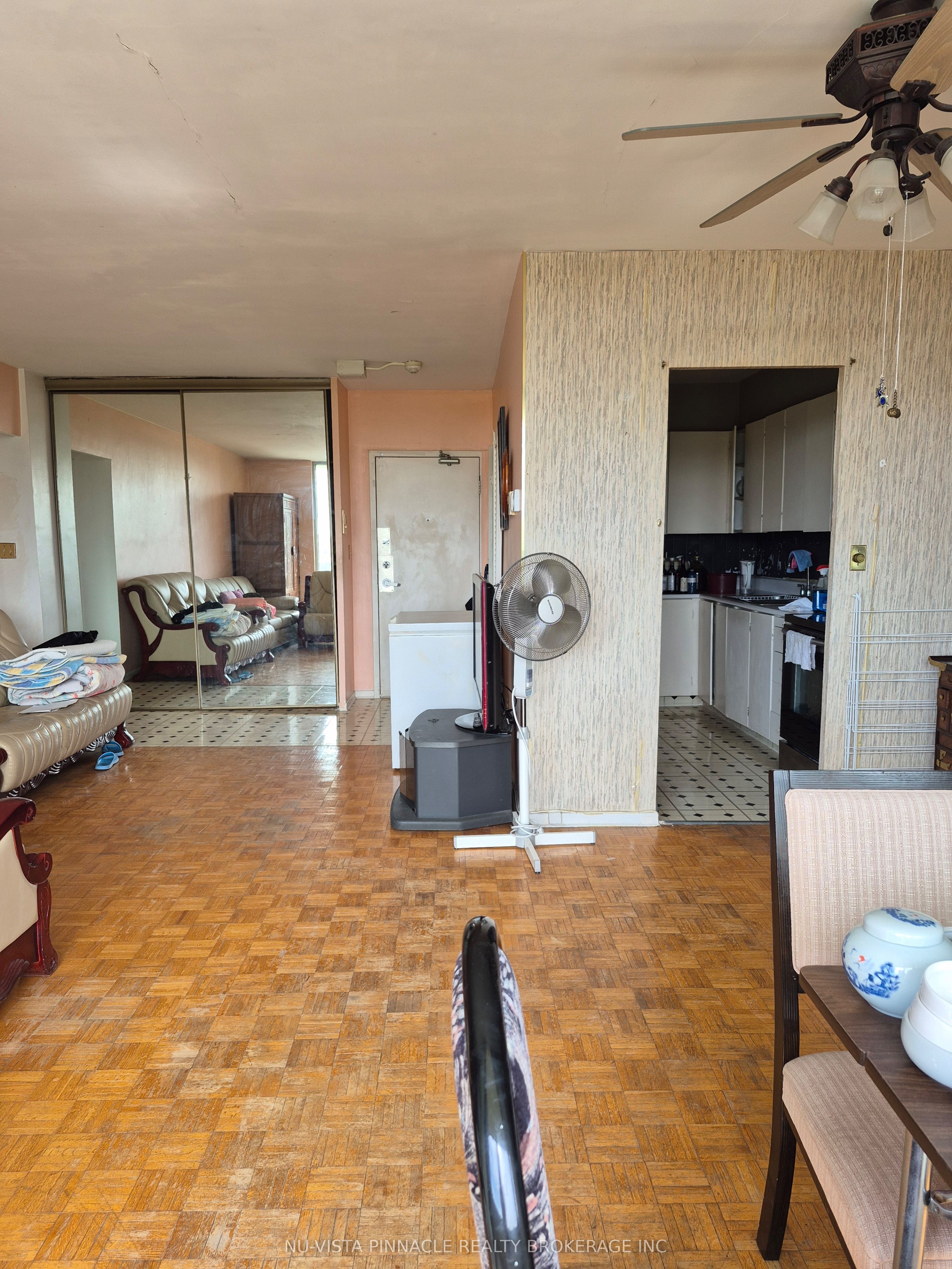 1 Massey Square 612