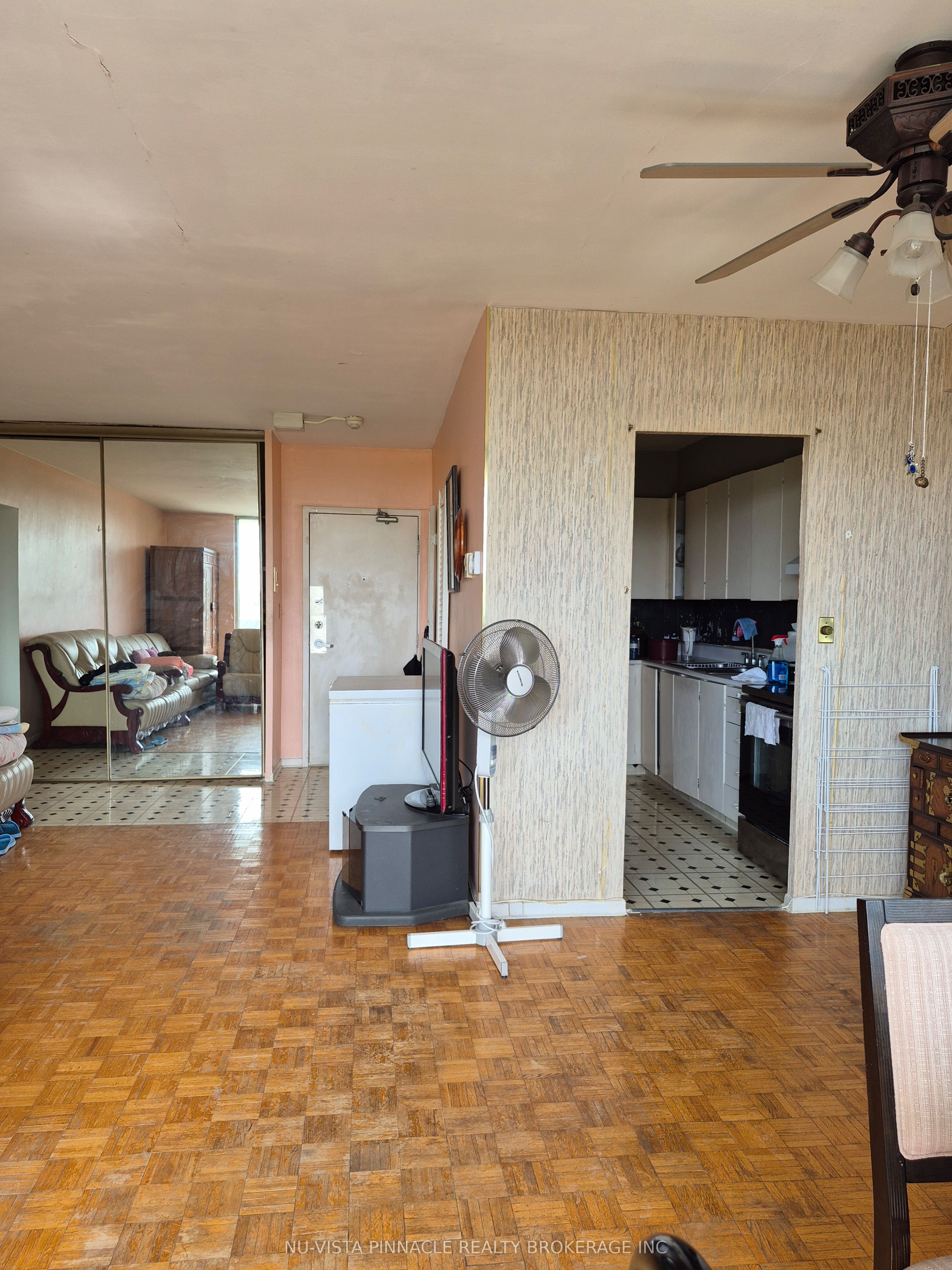1 Massey Square 612