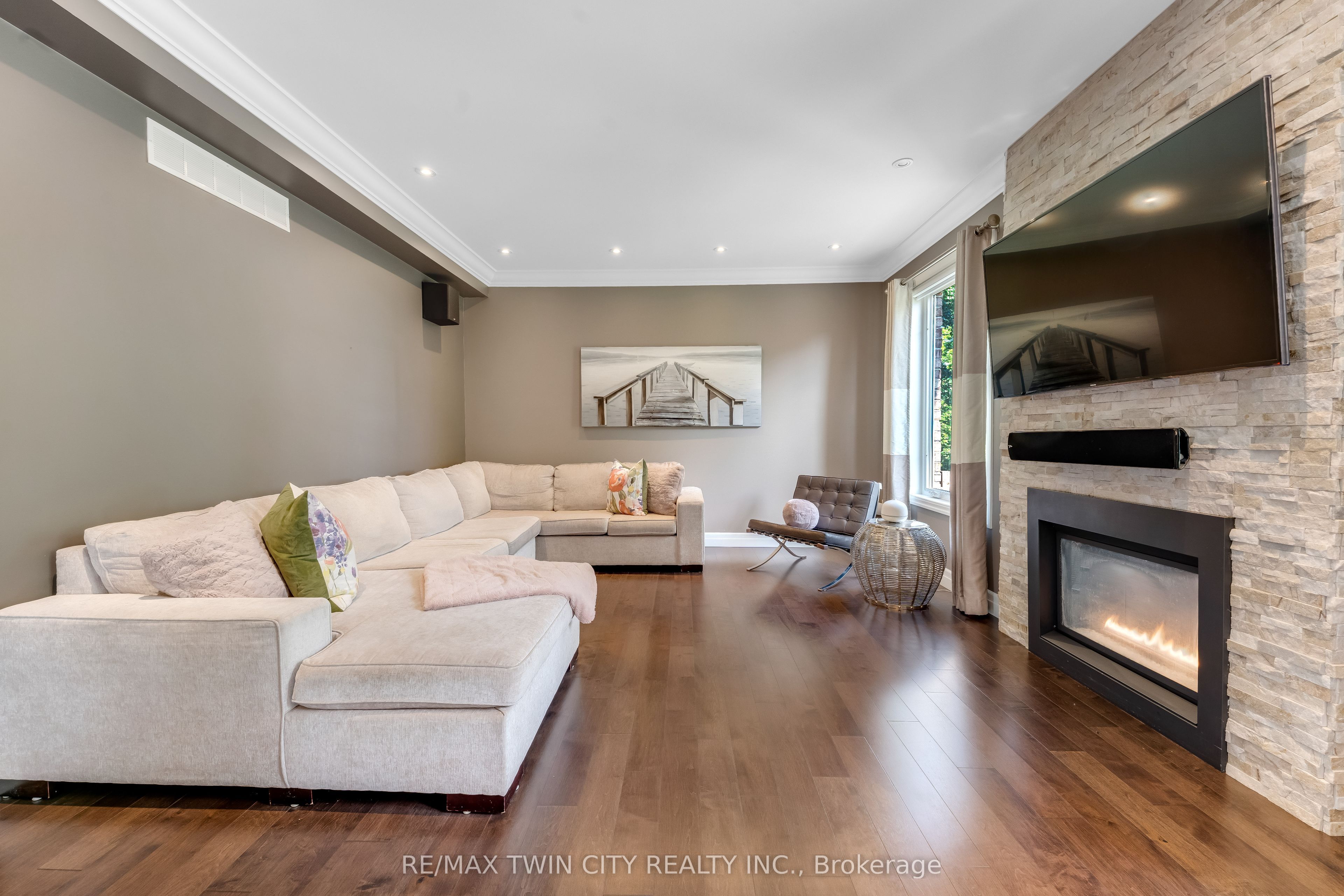 258 Edgewater Crescent 3