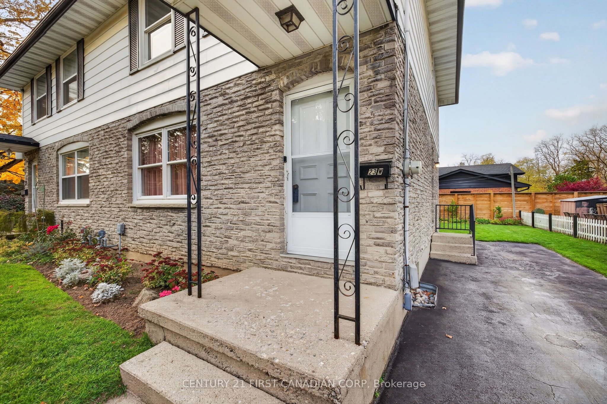 23 Kittridge Avenue W