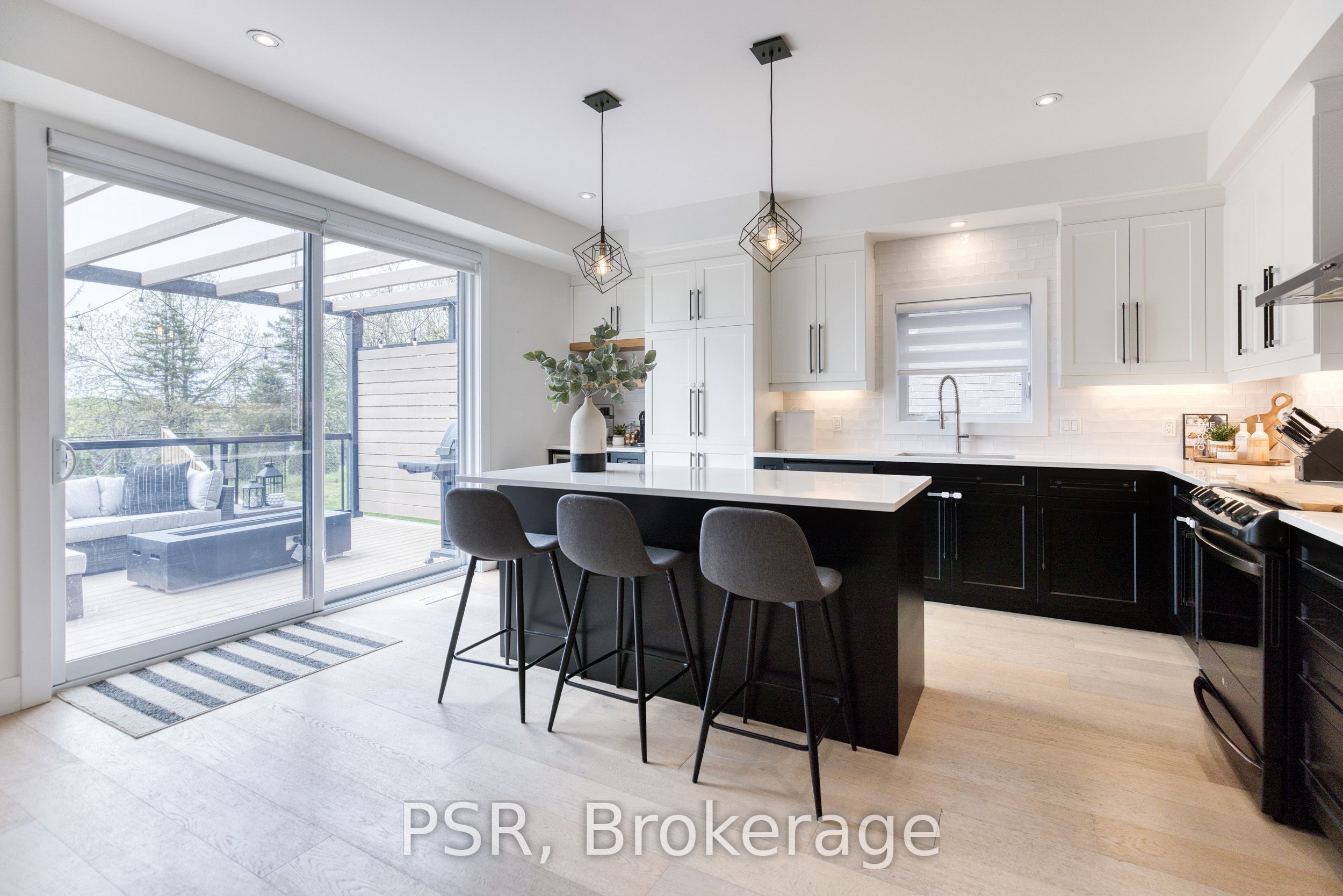 577 Doonwoods Crescent