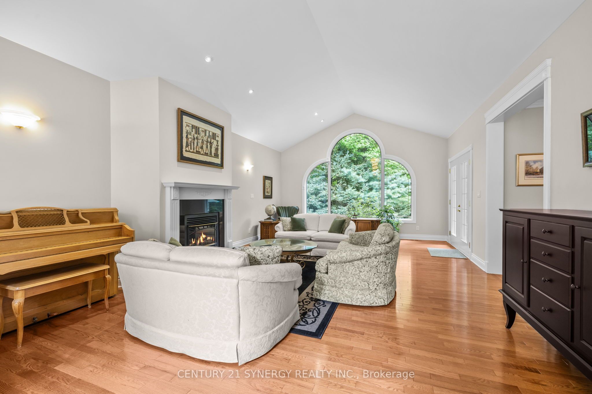 5732 Queenscourt Crescent