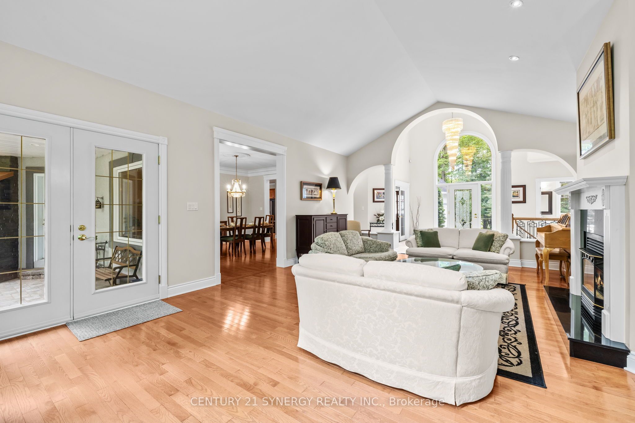 5732 Queenscourt Crescent