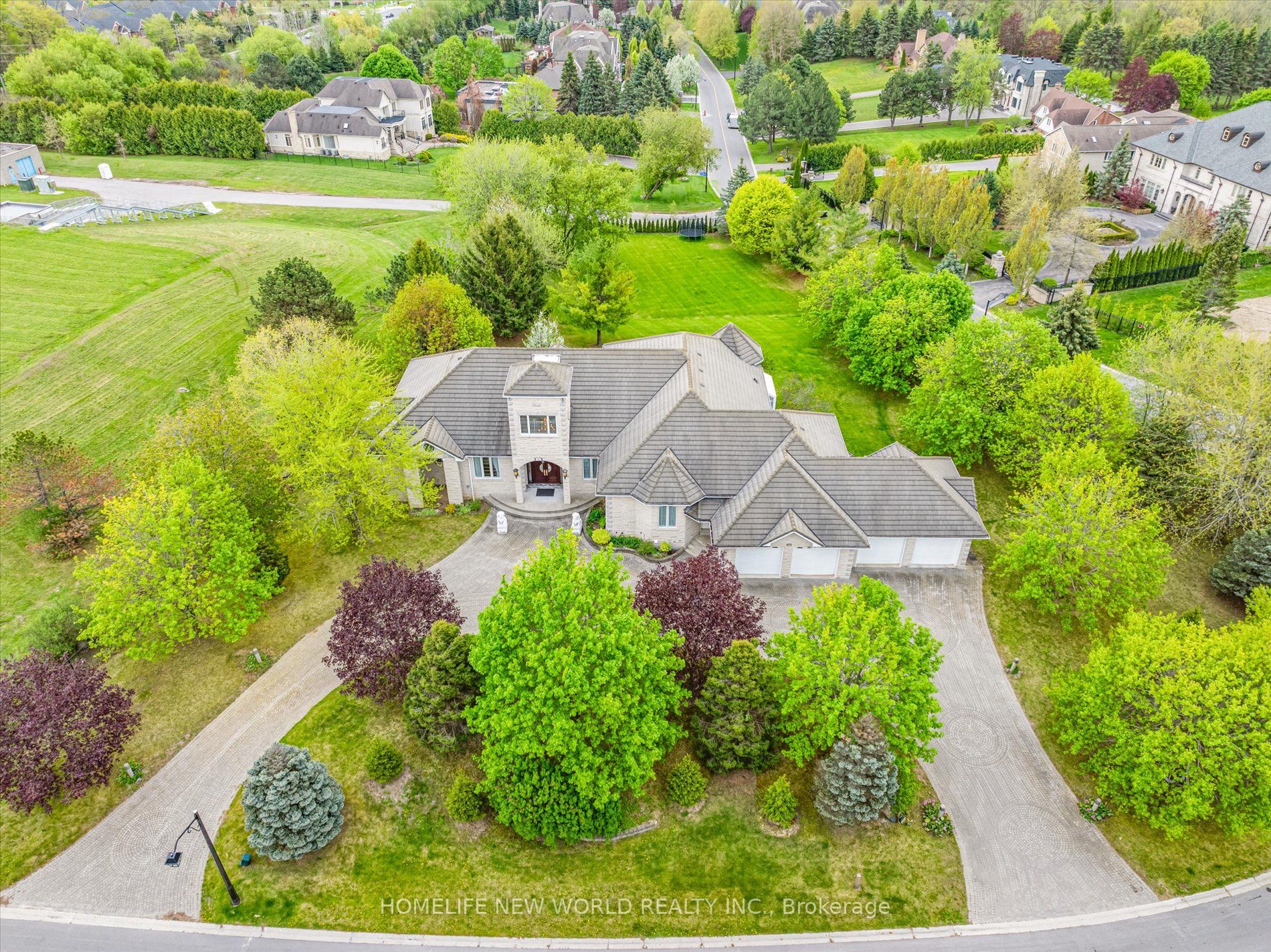 760 Woodland Acres Crescent