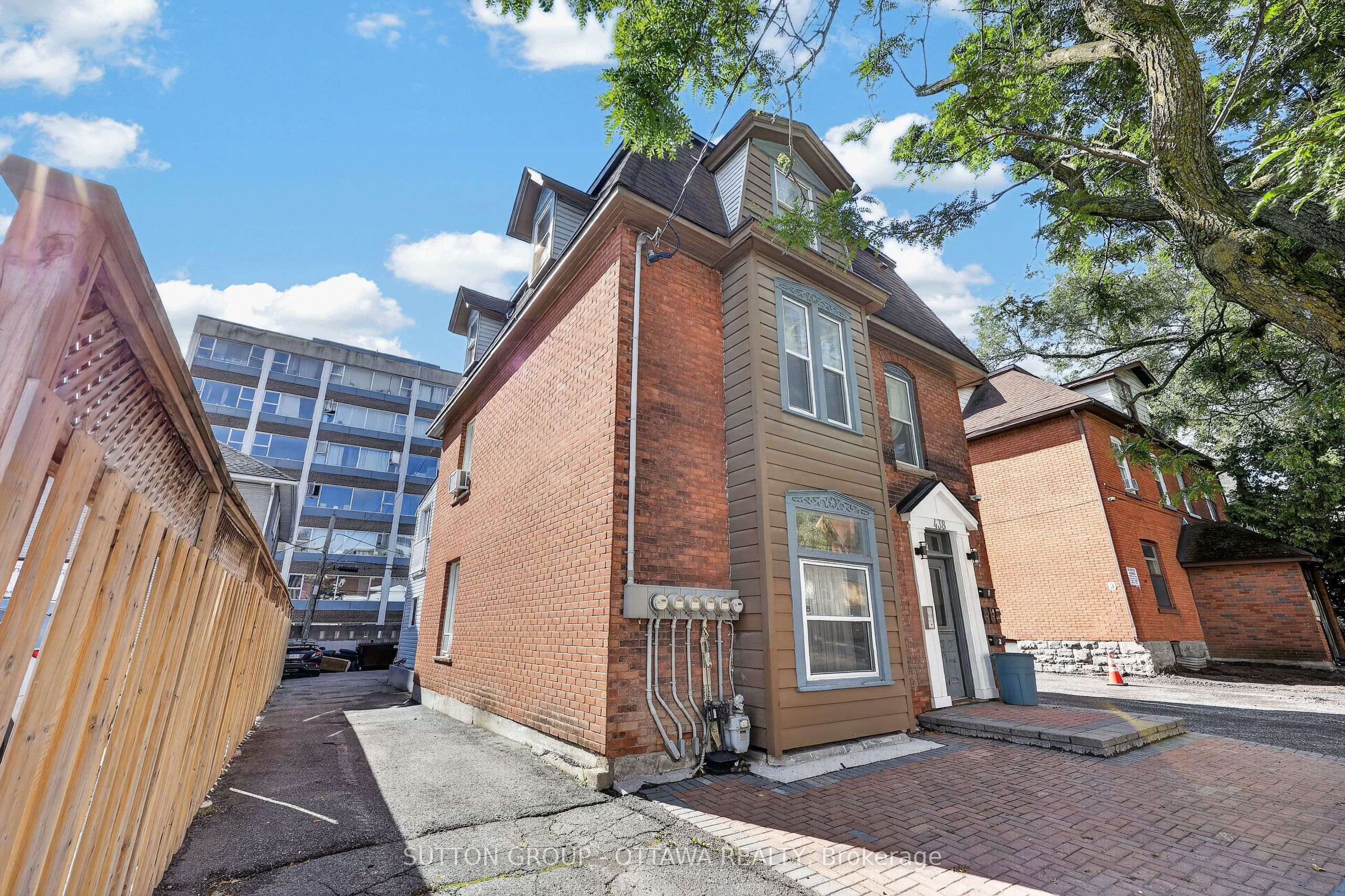438 Lewis Street