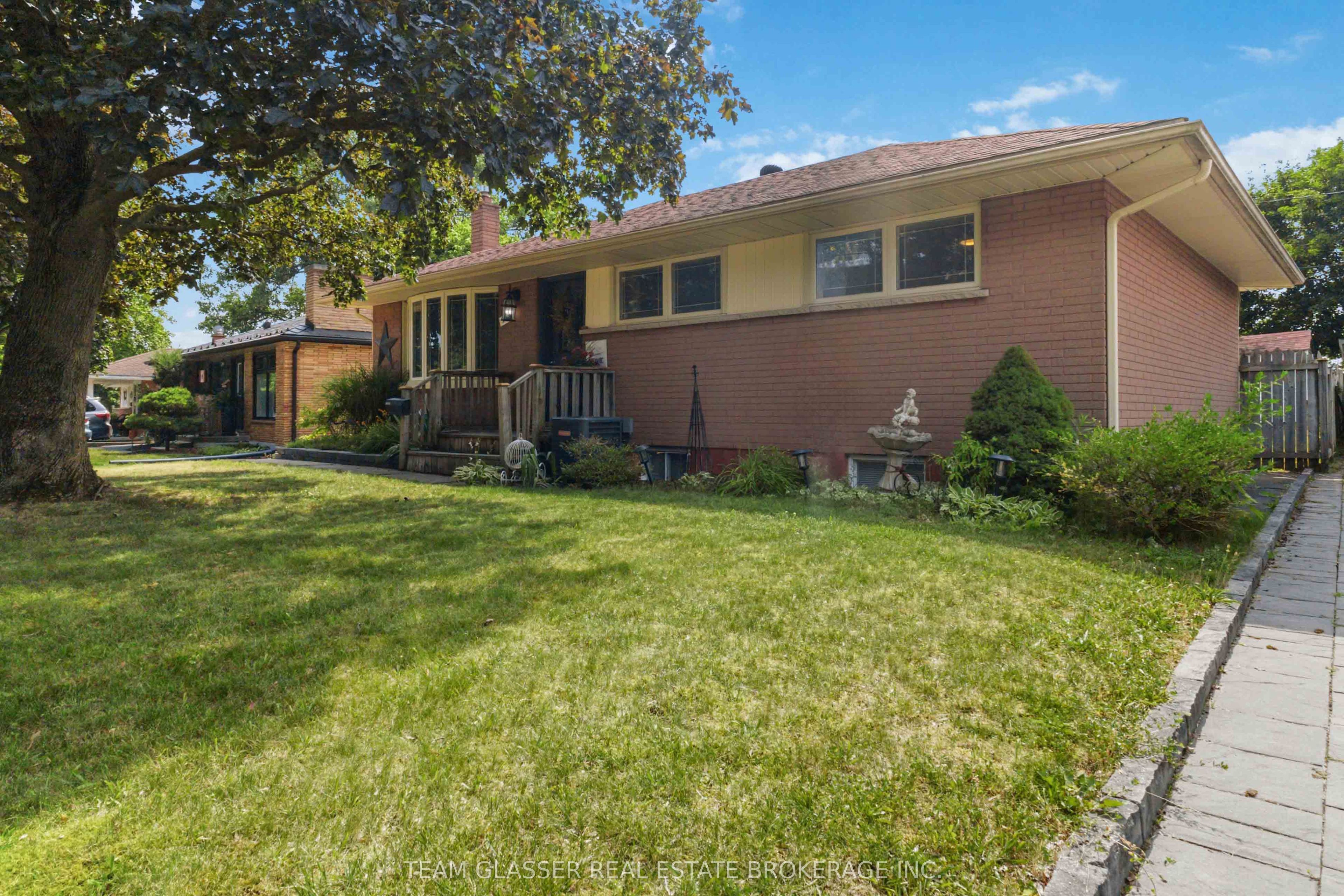 307 TWEEDSMUIR Avenue