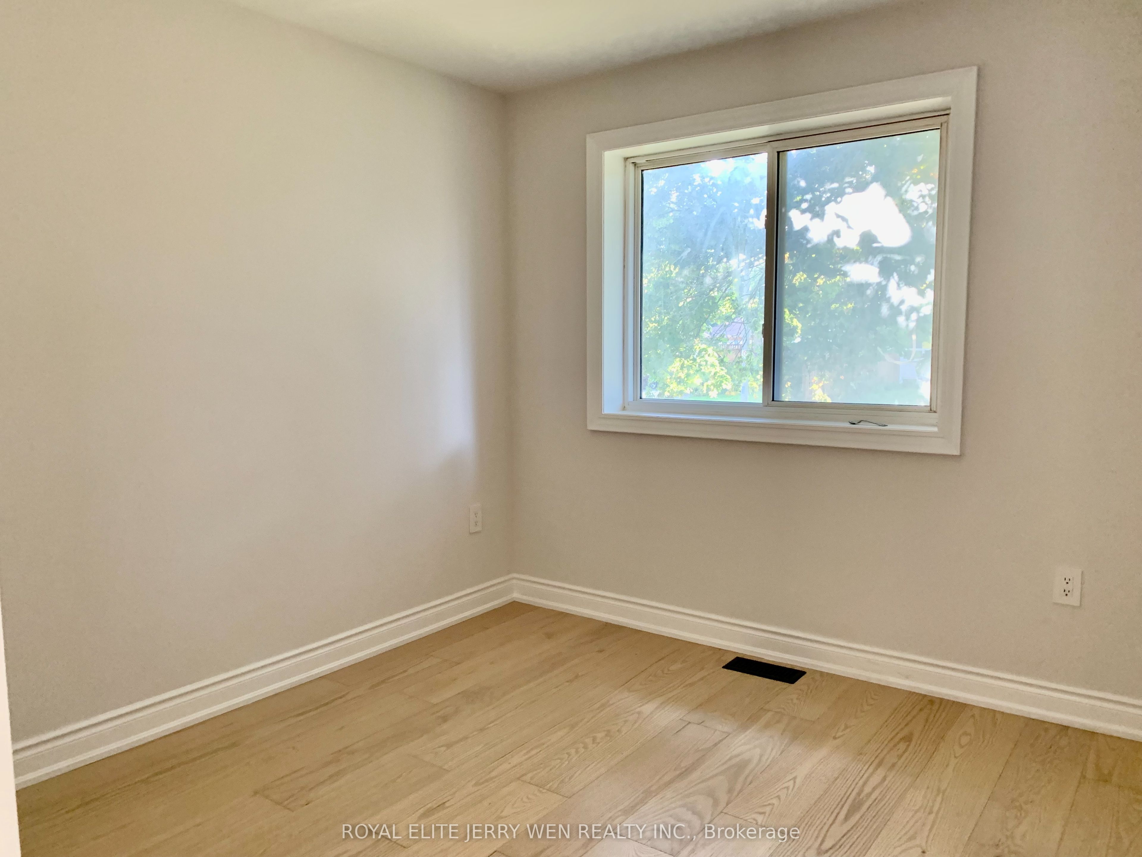 38 Thorncroft Crescent