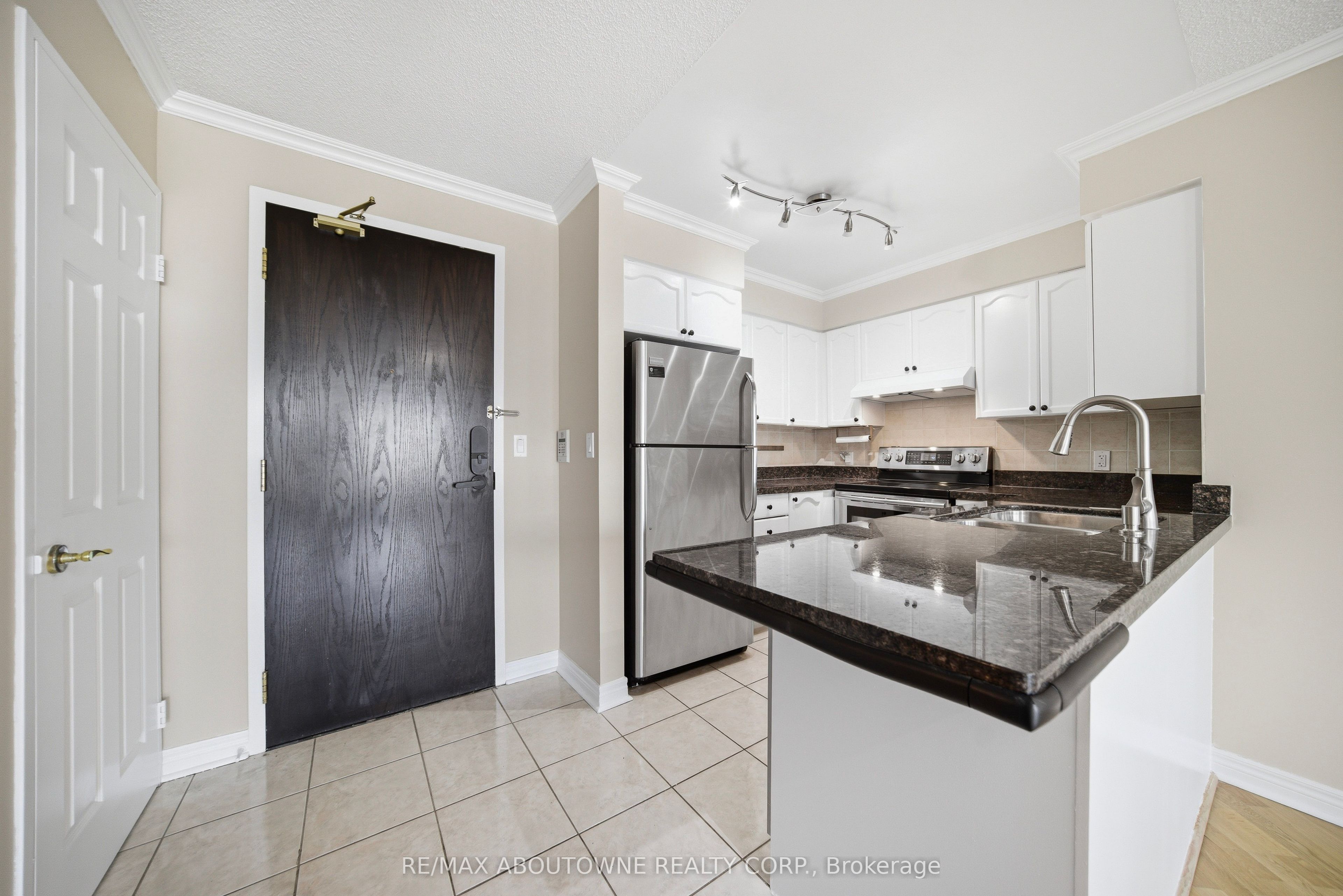 23 Hollywood Avenue 2706