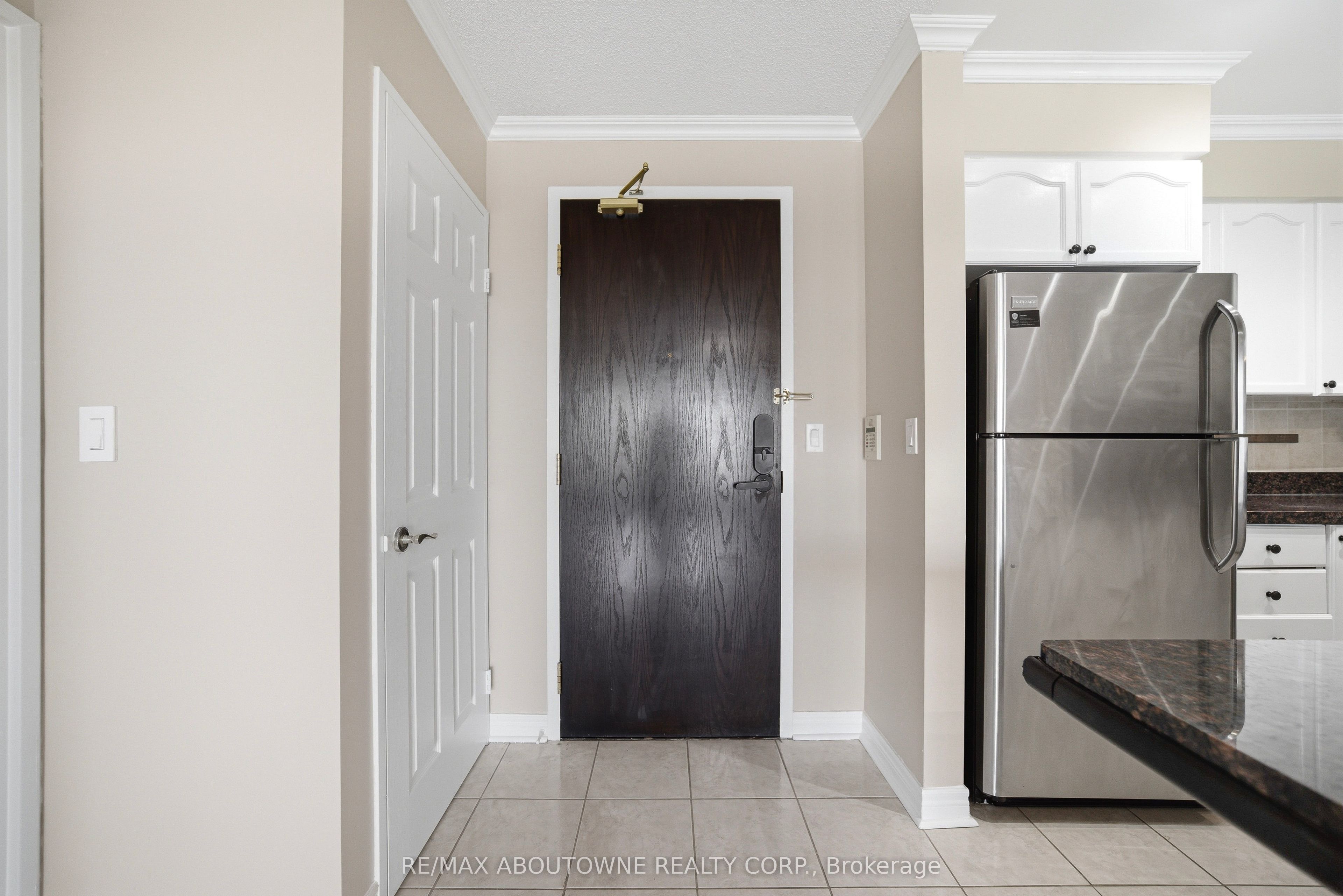 23 Hollywood Avenue 2706