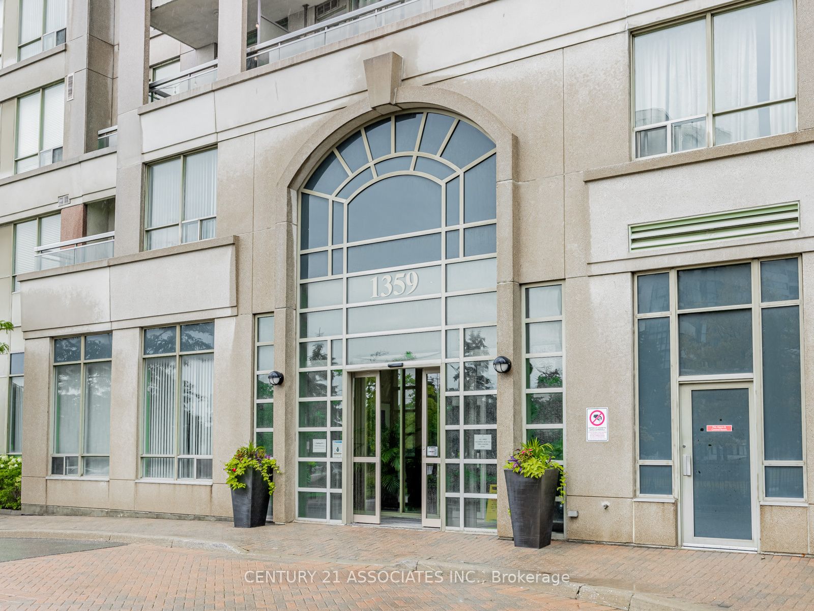 1359 Rathburn Road E 705
