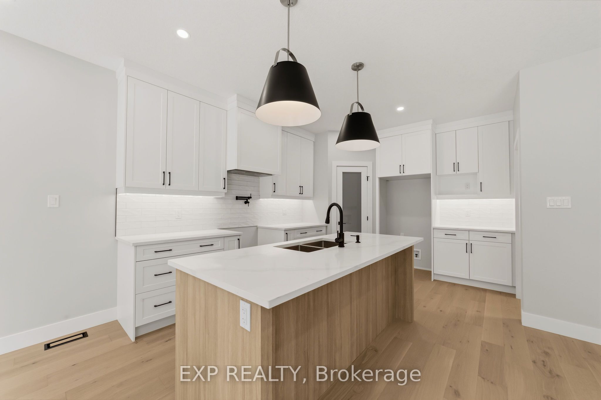 430 Head Street N 14