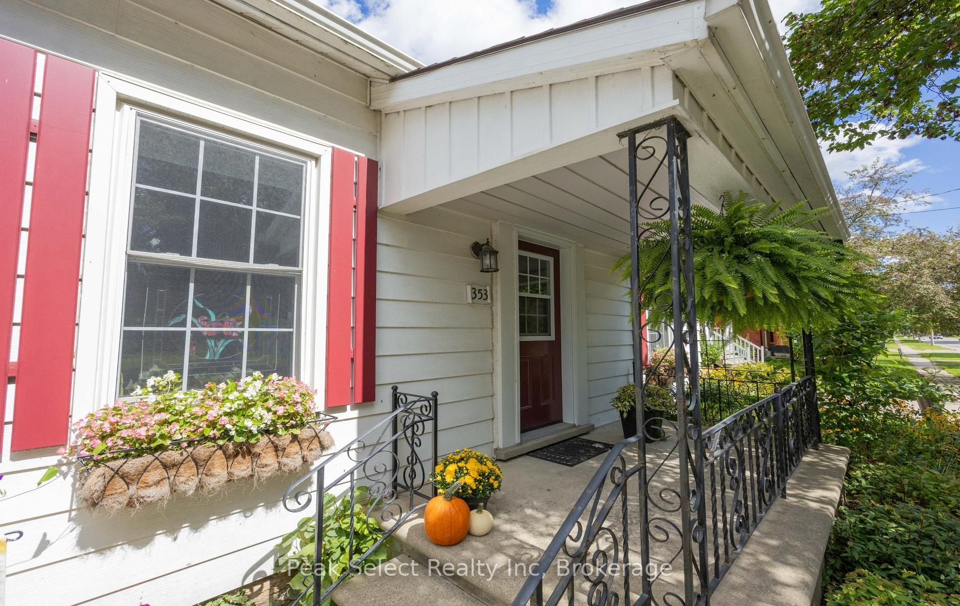 353 Queen Street E