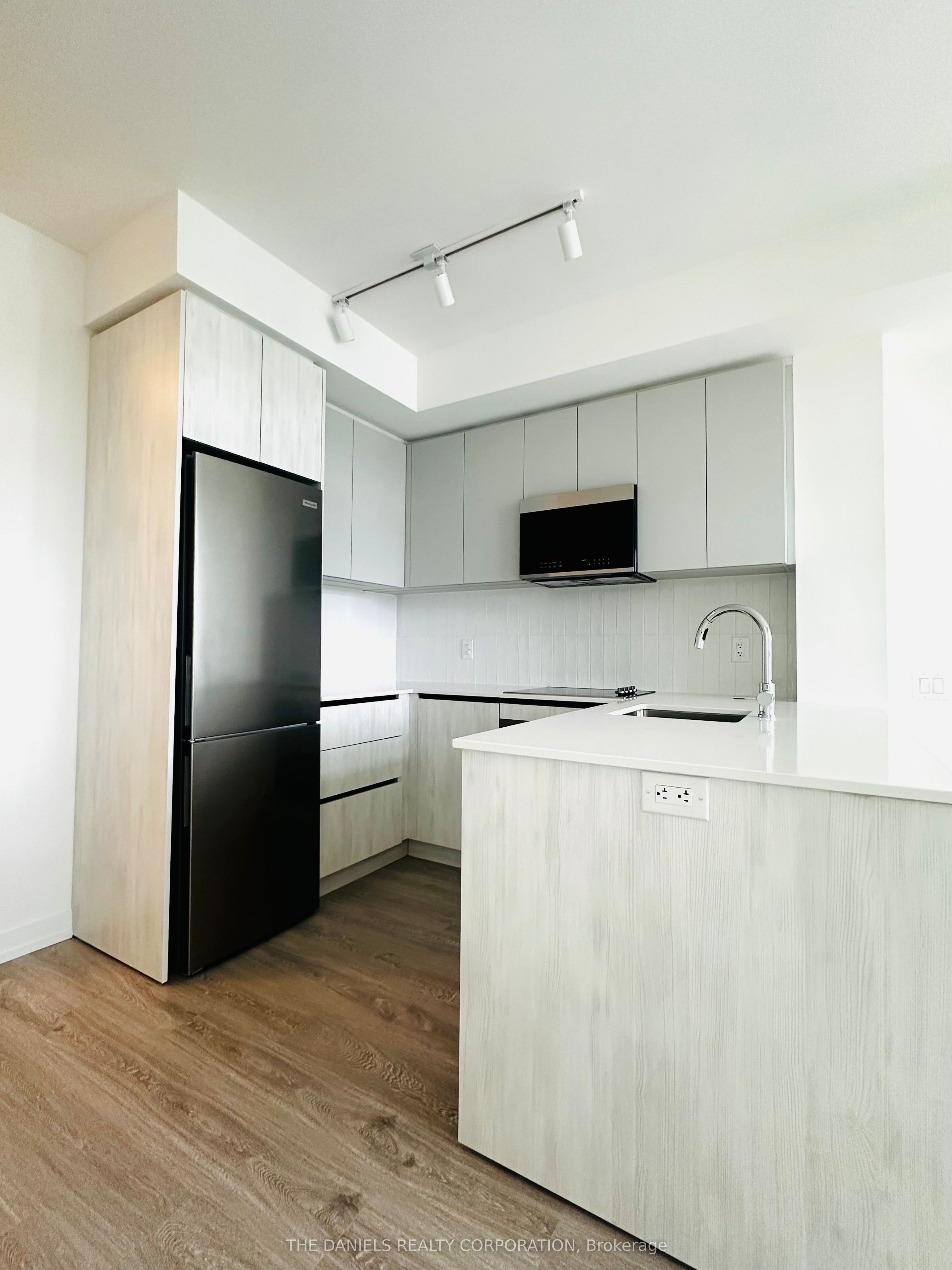 2485 Eglinton Avenue W 1013