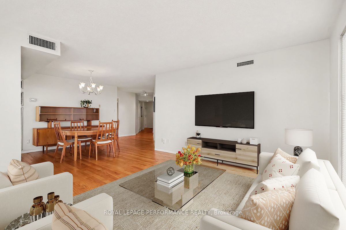 545 St Laurent Boulevard 2702