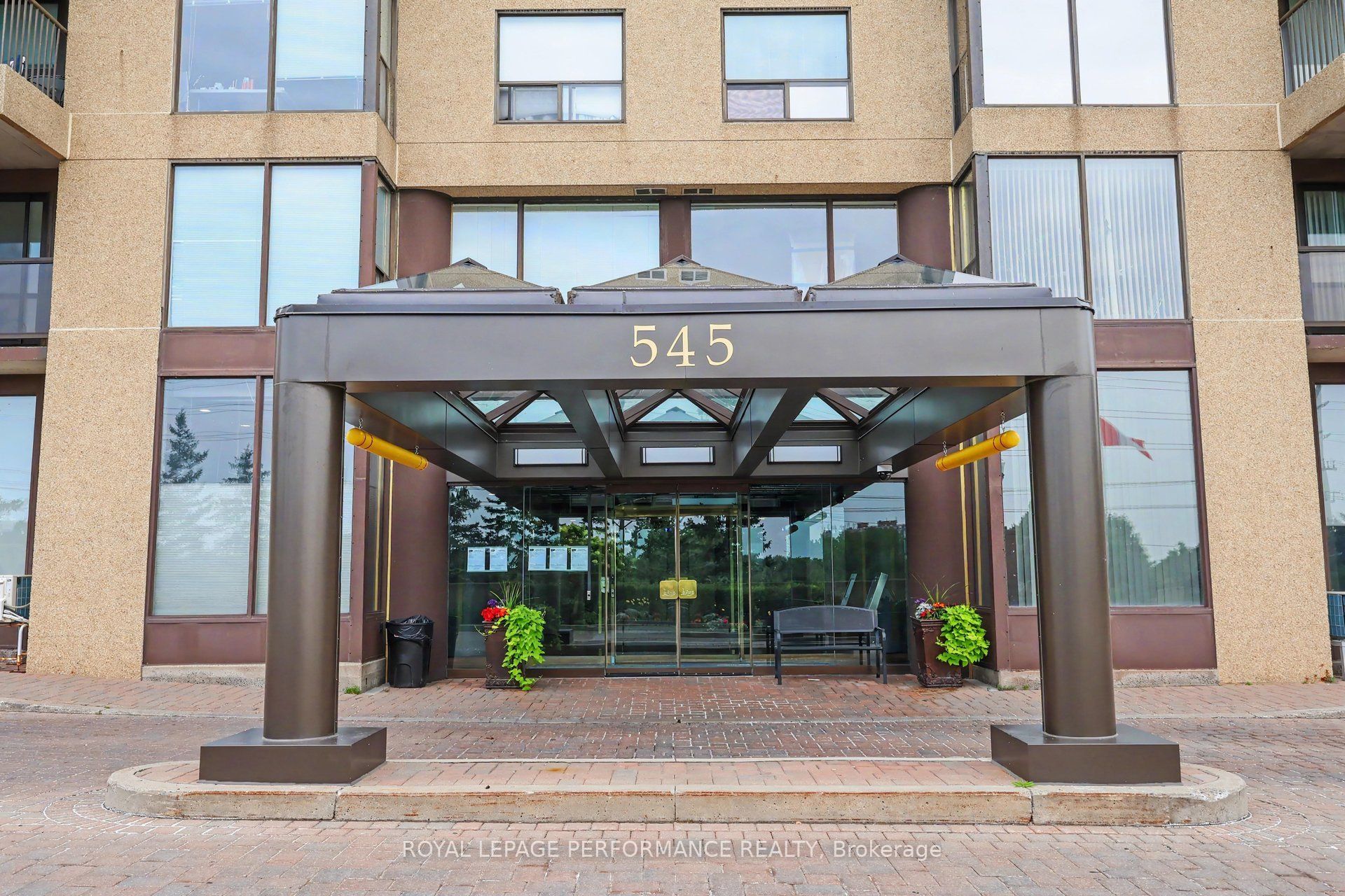 545 St Laurent Boulevard 2702