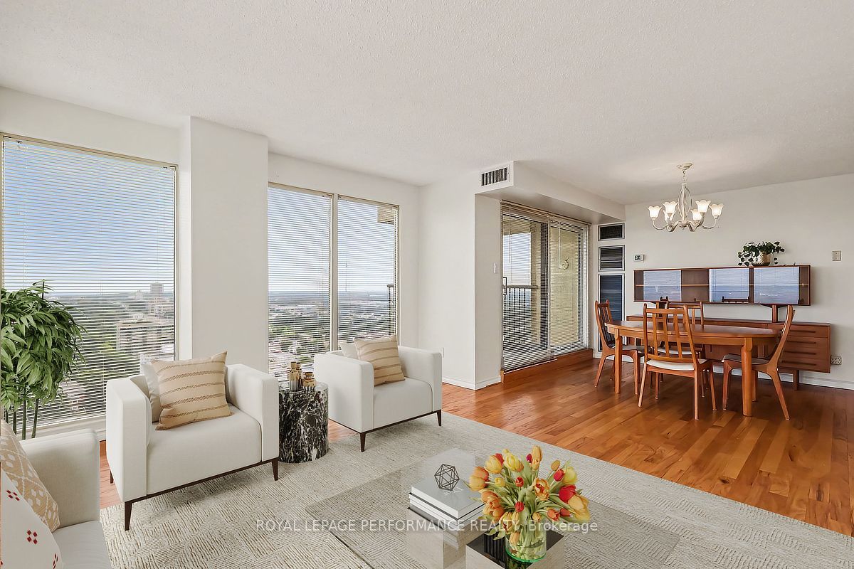 545 St Laurent Boulevard 2702