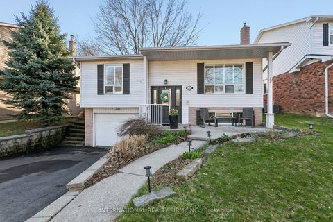 1326 Roxborough Crescent Burlington ON L7M 1W9