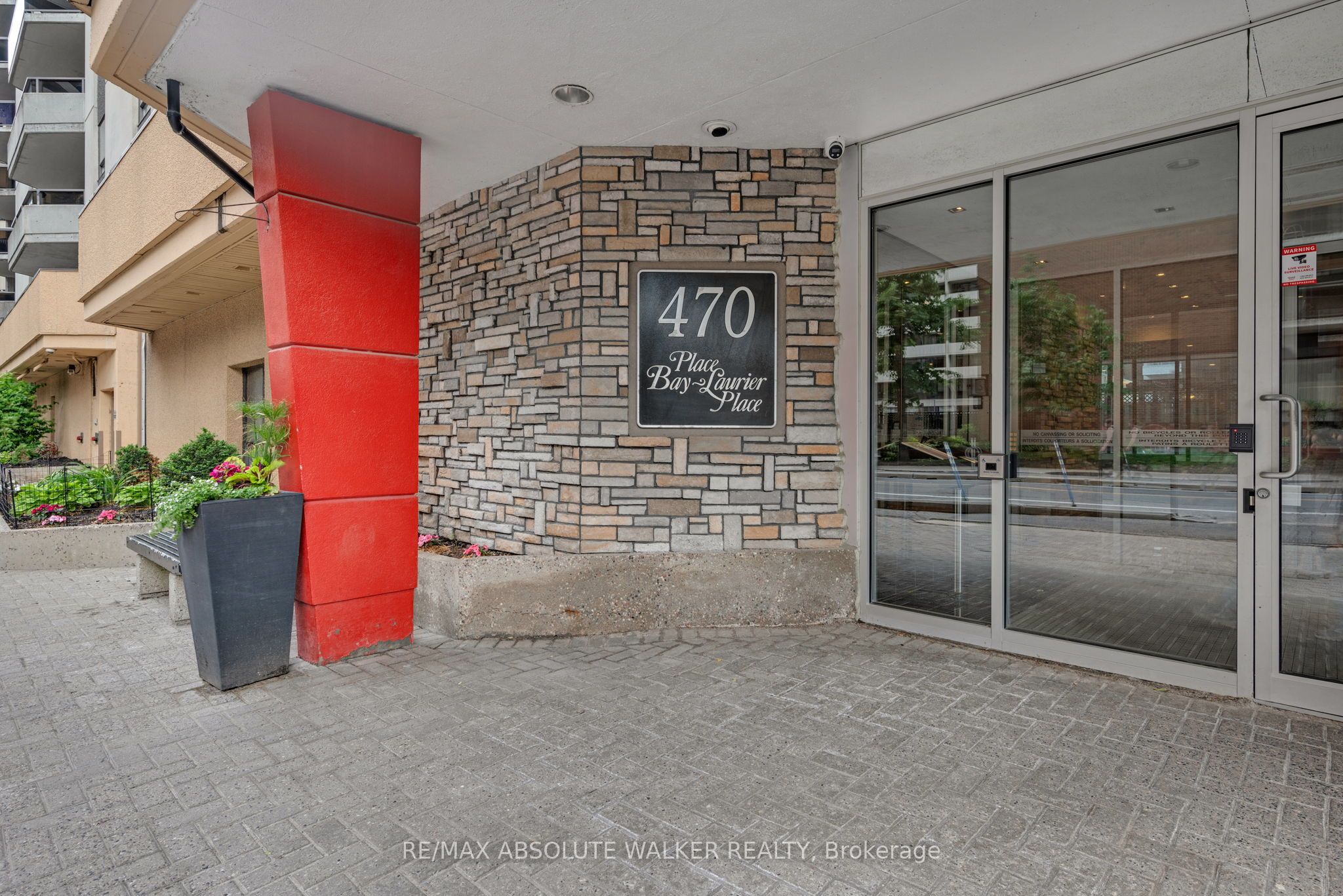 470 Laurier Avenue W 201