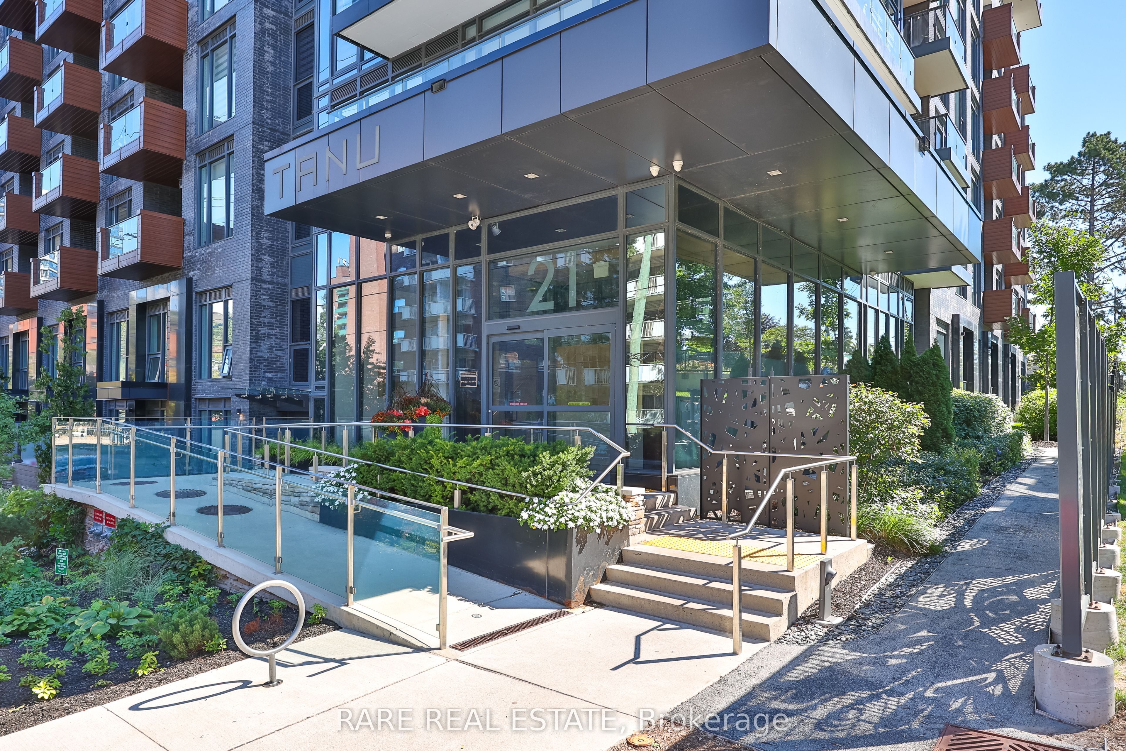 21 Park Street E 308