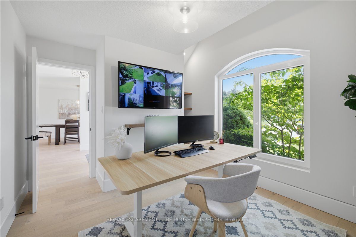 521 Falconridge Crescent