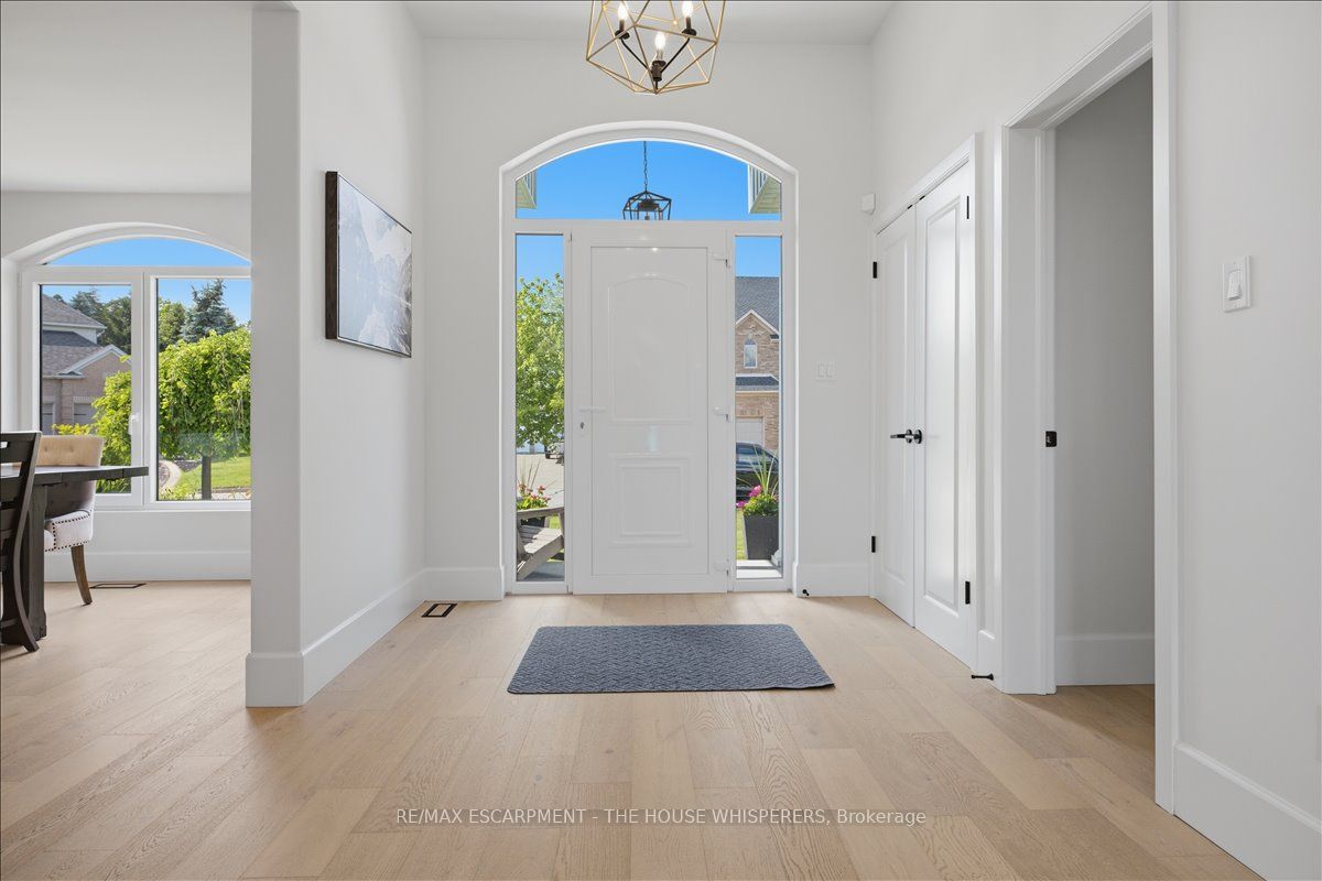 521 Falconridge Crescent