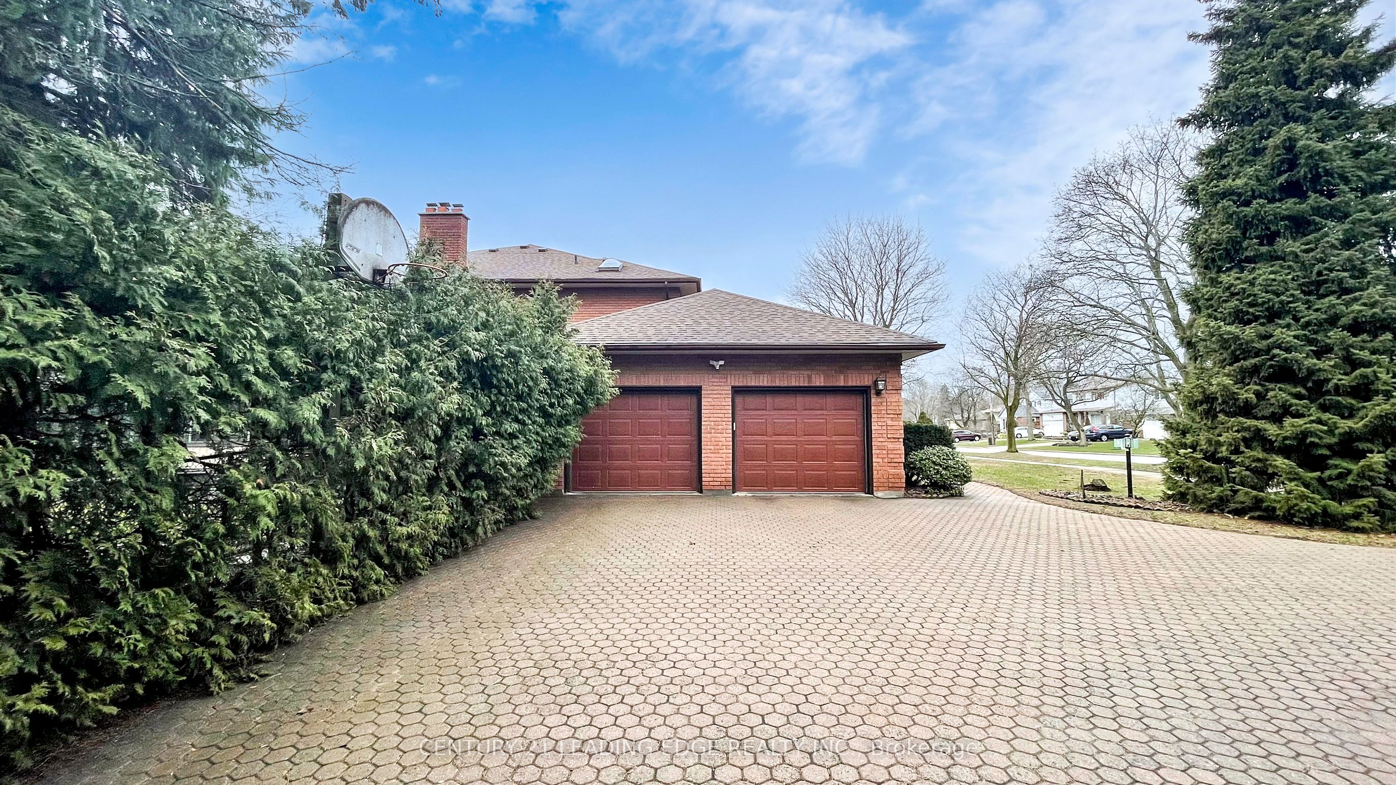 1127 OSHAWA Boulevard N