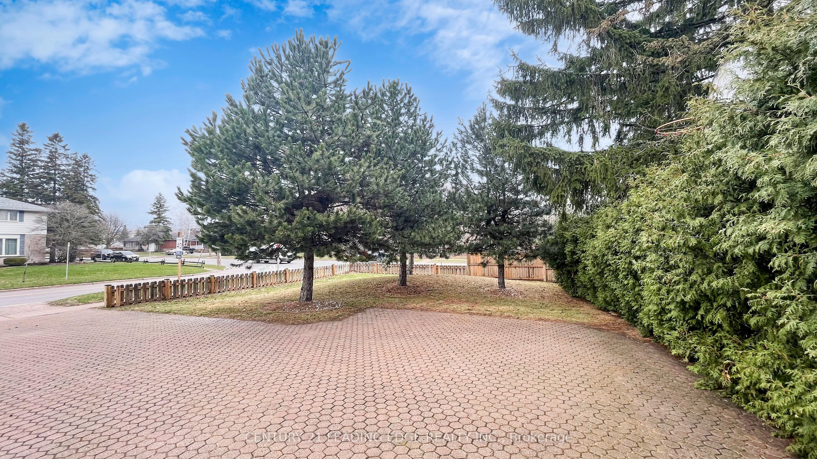 1127 OSHAWA Boulevard N