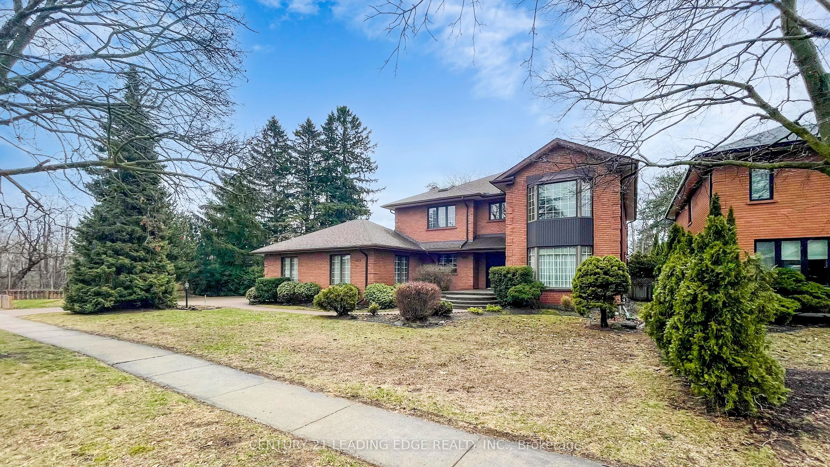 1127 OSHAWA Boulevard N