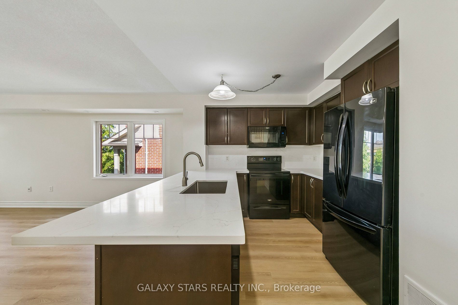 5725 Tenth Line W 16