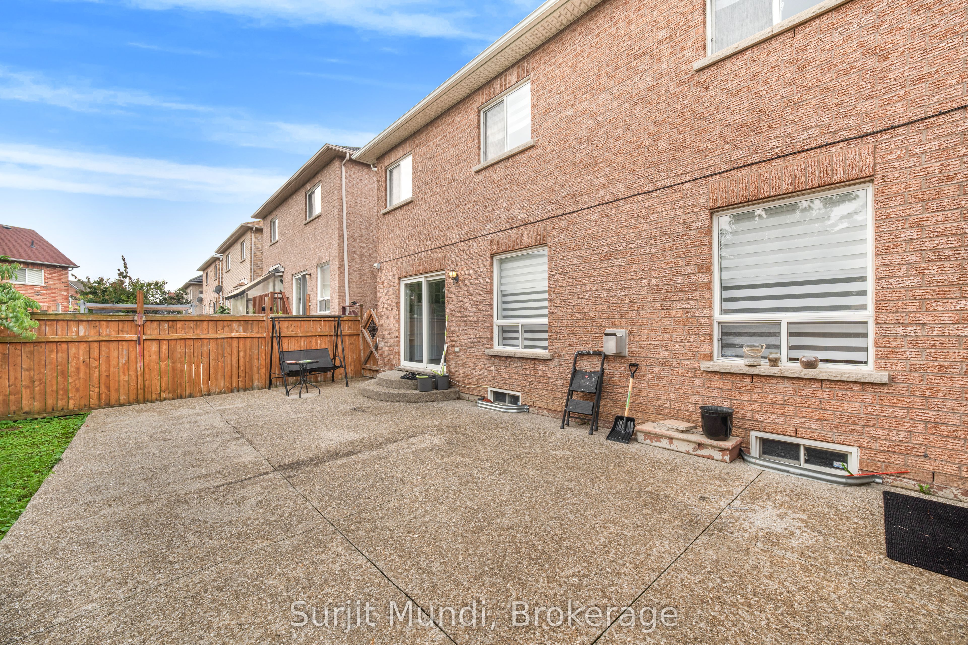 21 Amboise Crescent