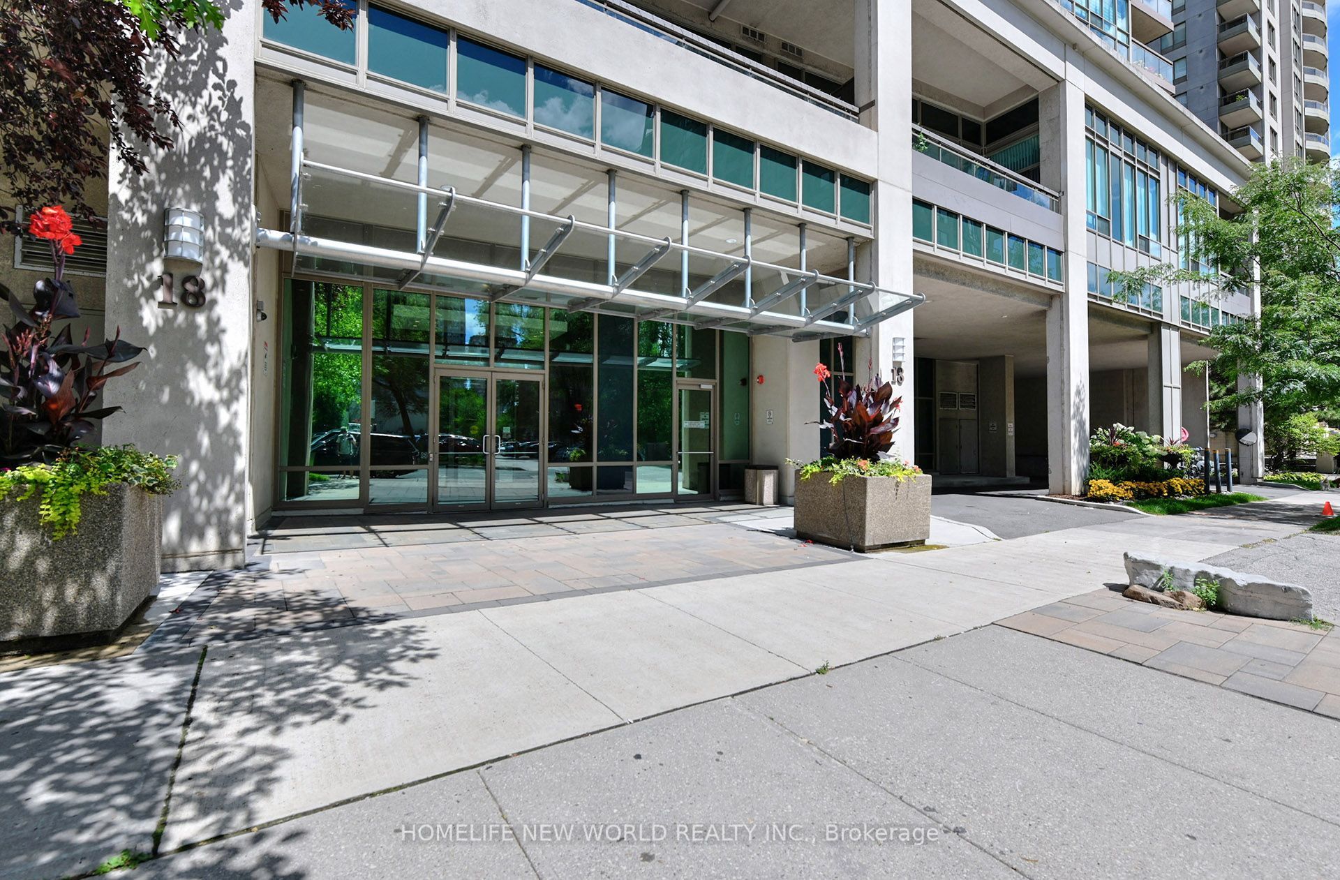 18 Parkview Avenue 811