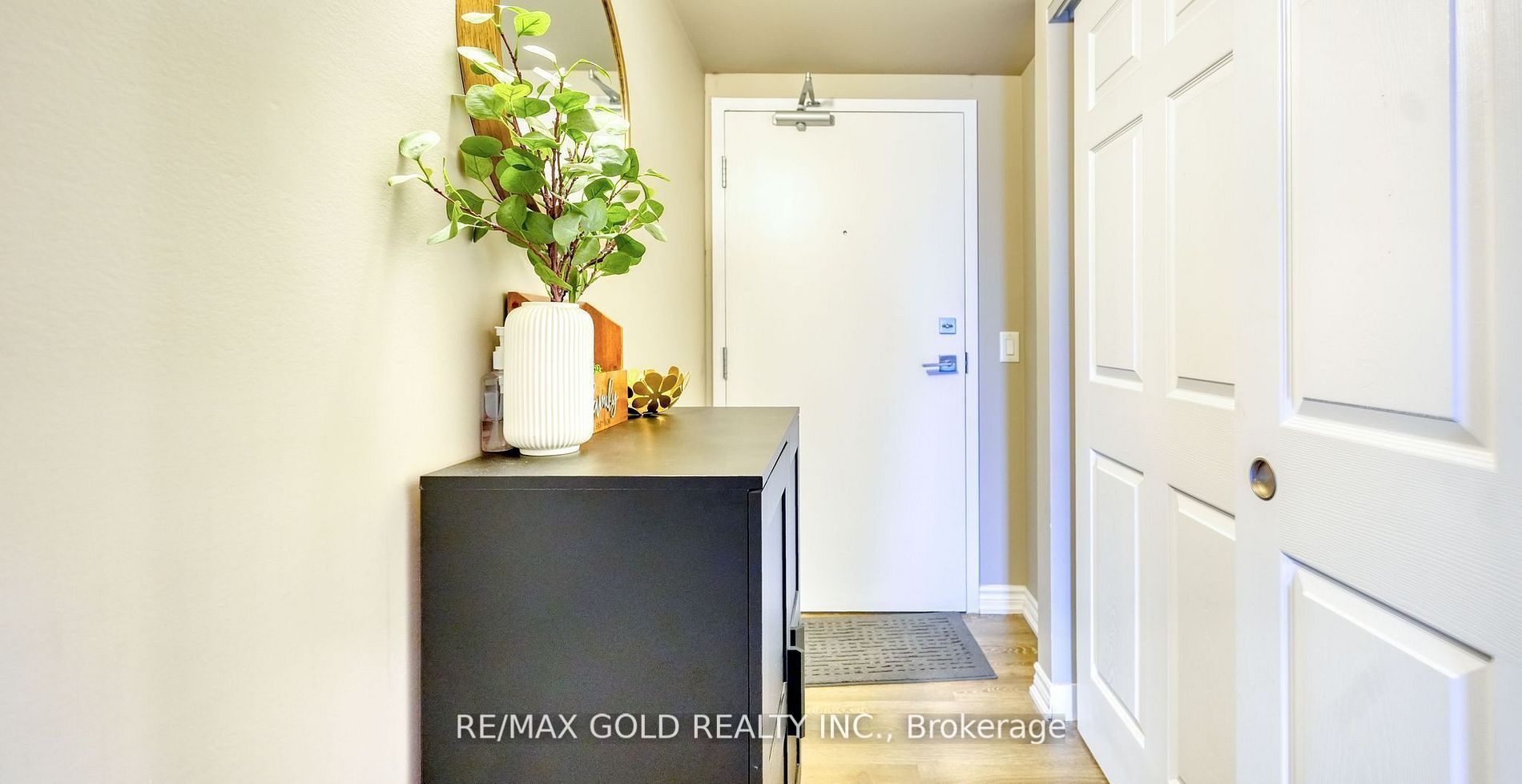 716 Main Street E 807