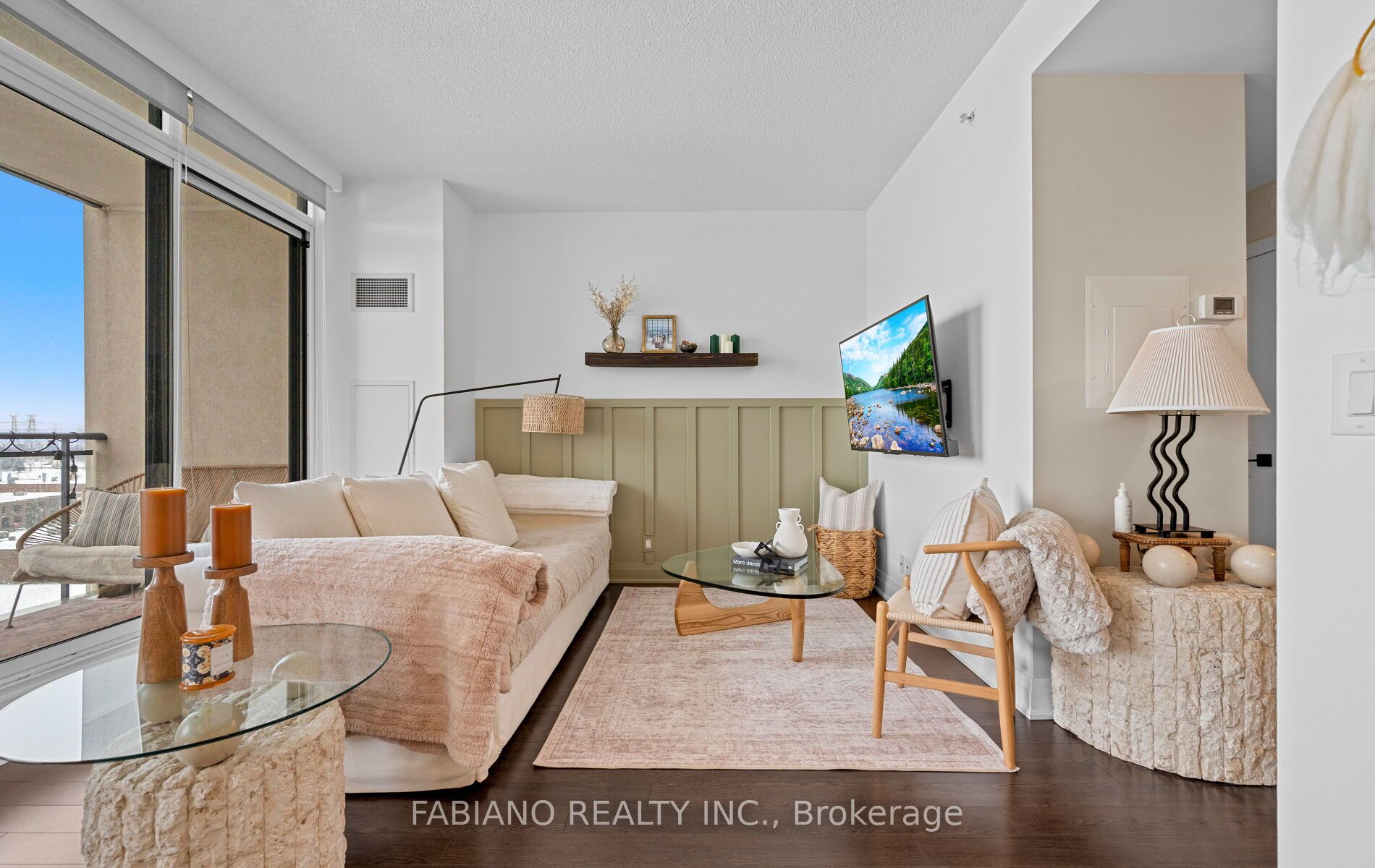 24 Woodstream Boulevard 815