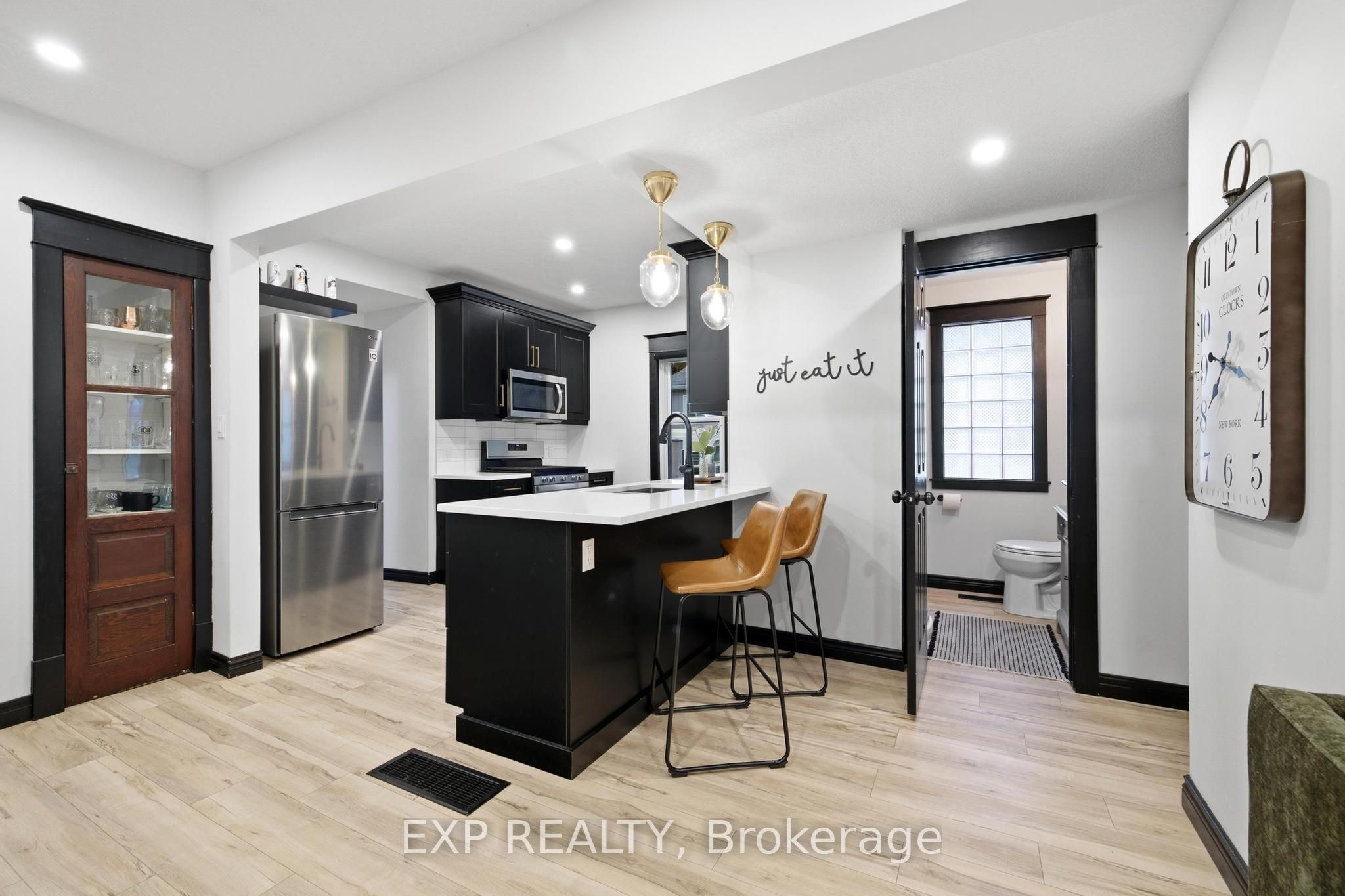 35 Arthur Street N