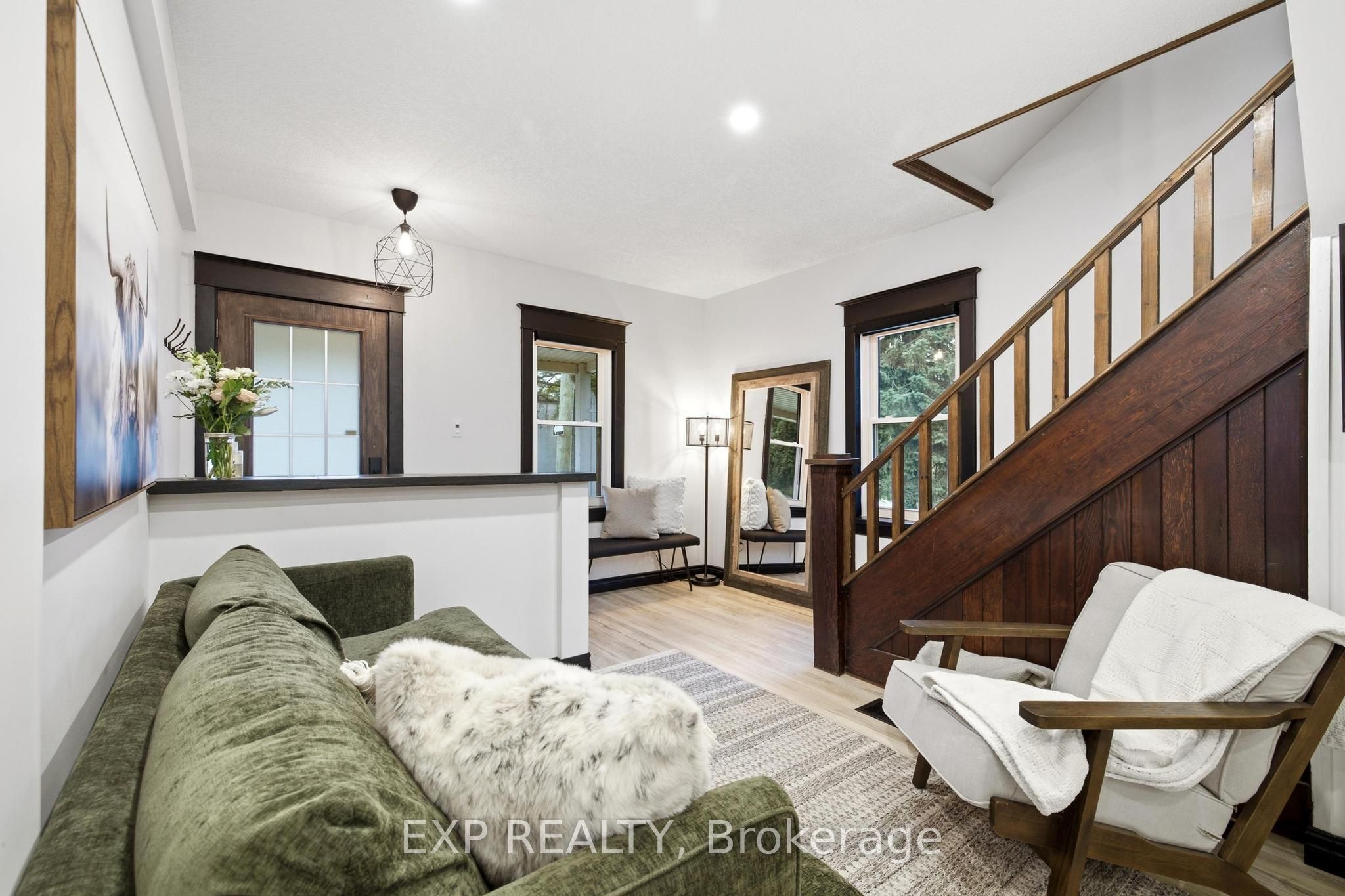 35 Arthur Street N