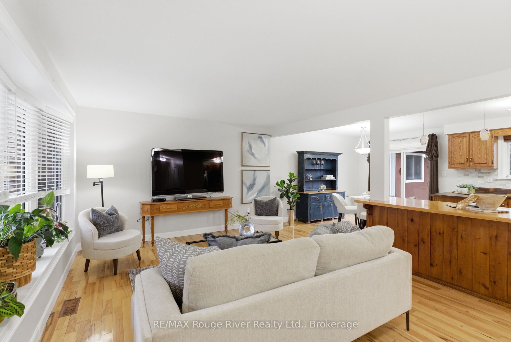 98 Applewood Crescent