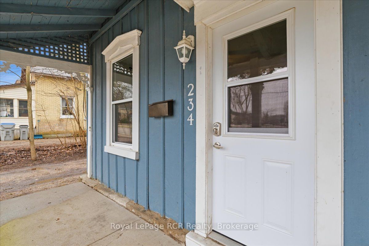 234 Elma Street E