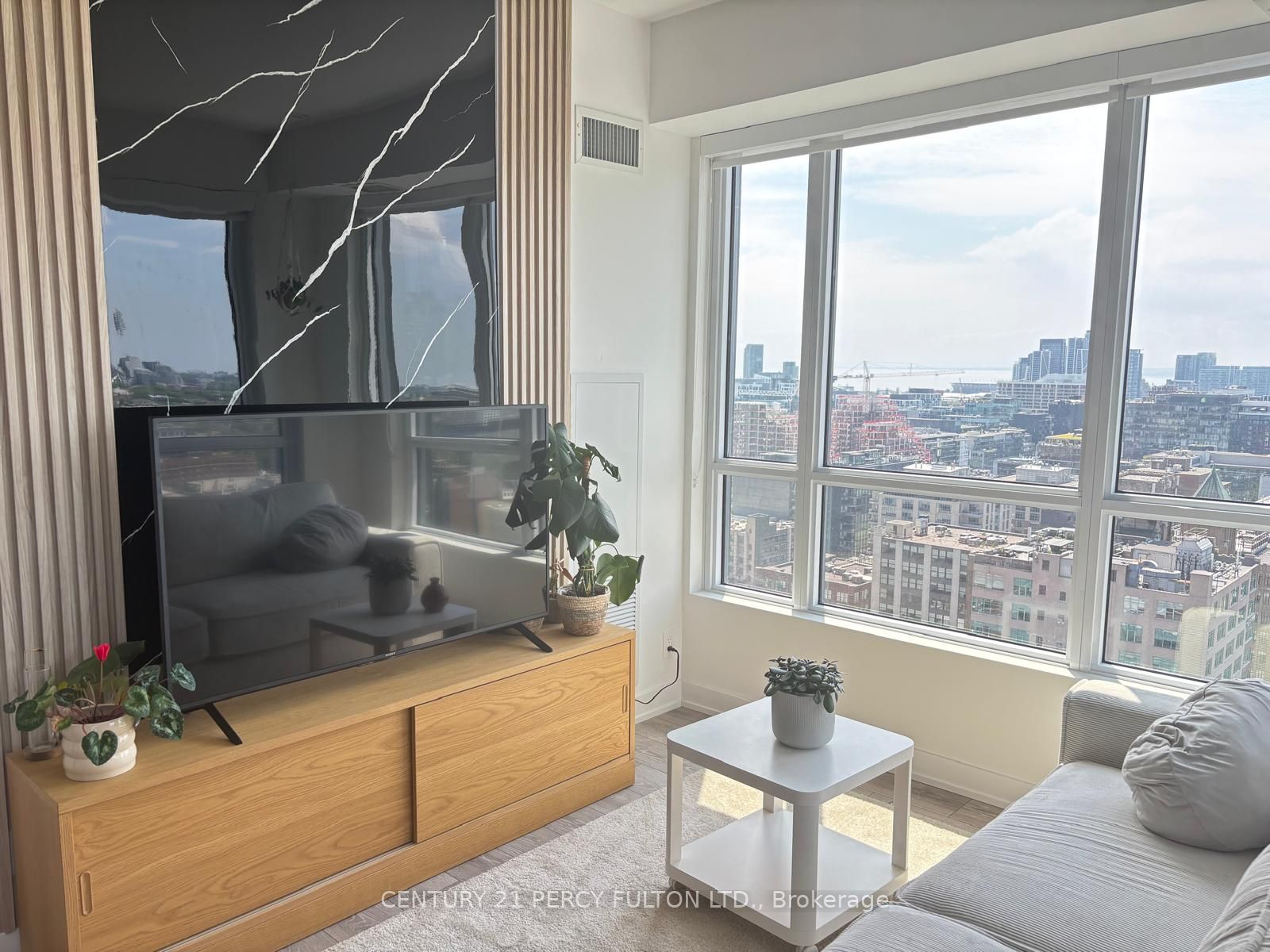 108 Peter Street N 2613