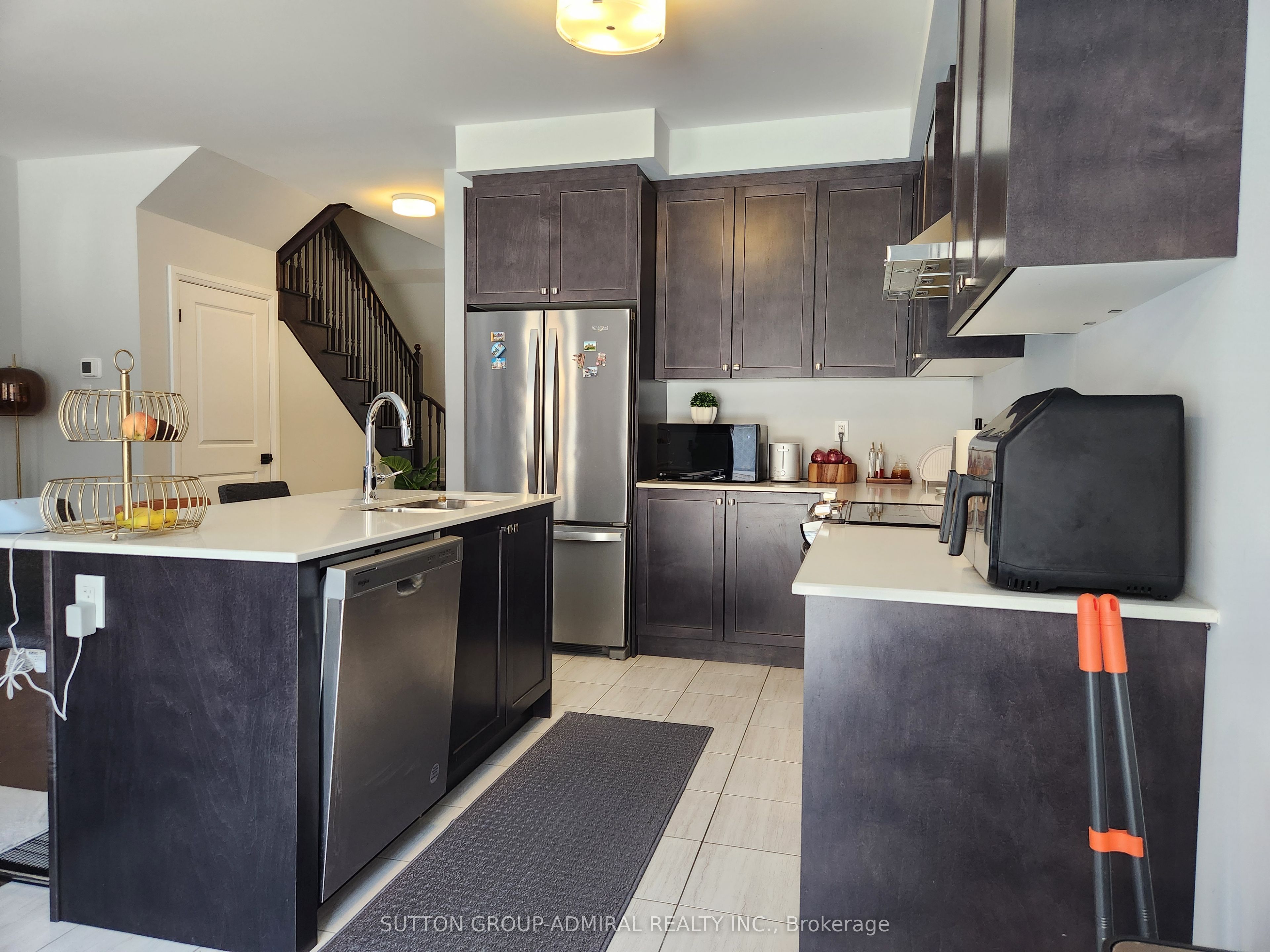 984 Crowsnest Hollow