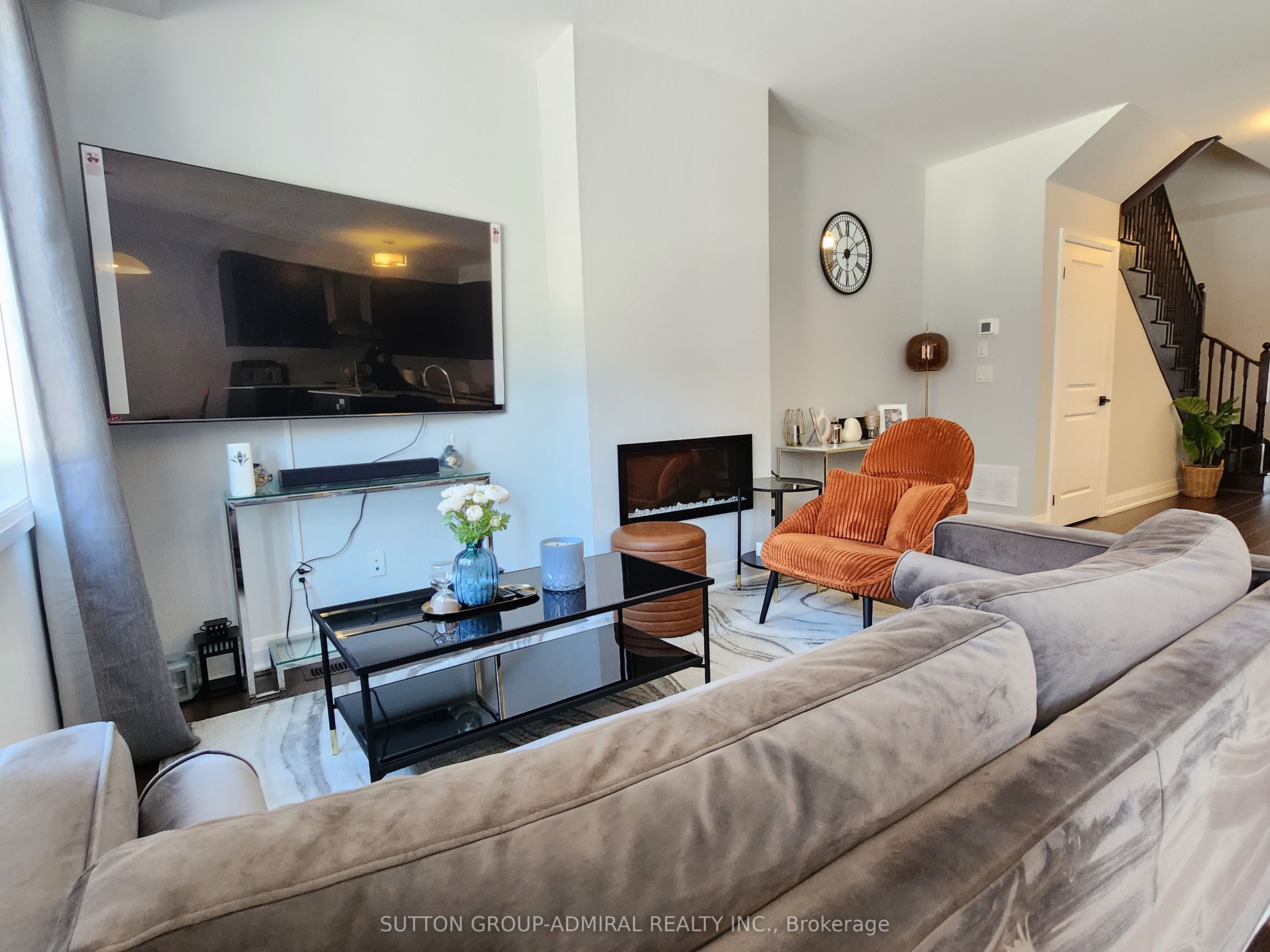 984 Crowsnest Hollow